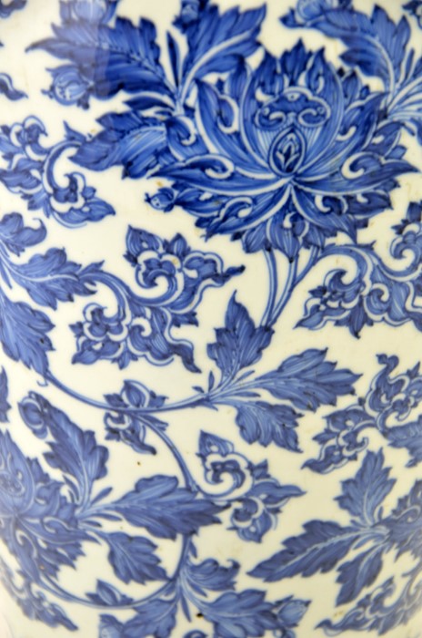 A large Chinese Kangxi blue and white vase - Image 4 of 7