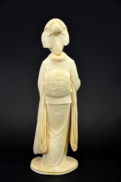 λ A 19th century Japanese carved ivory okimono of a Geisha, Meiji, - Image 3 of 5