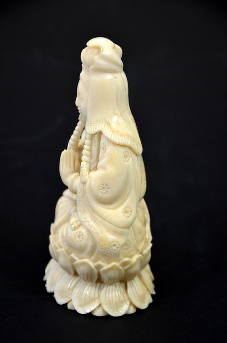 λ A Chinese carved ivory figure of Guanyin, circa 1900 - Image 4 of 5