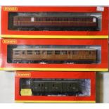 HORNBY OO 2 COACHES & VAN BRAKE