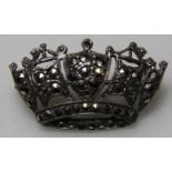 METAL CORONET BROOCH