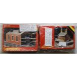 HORNBY R511 WAITING ROOM & R504 ENGINE SHED