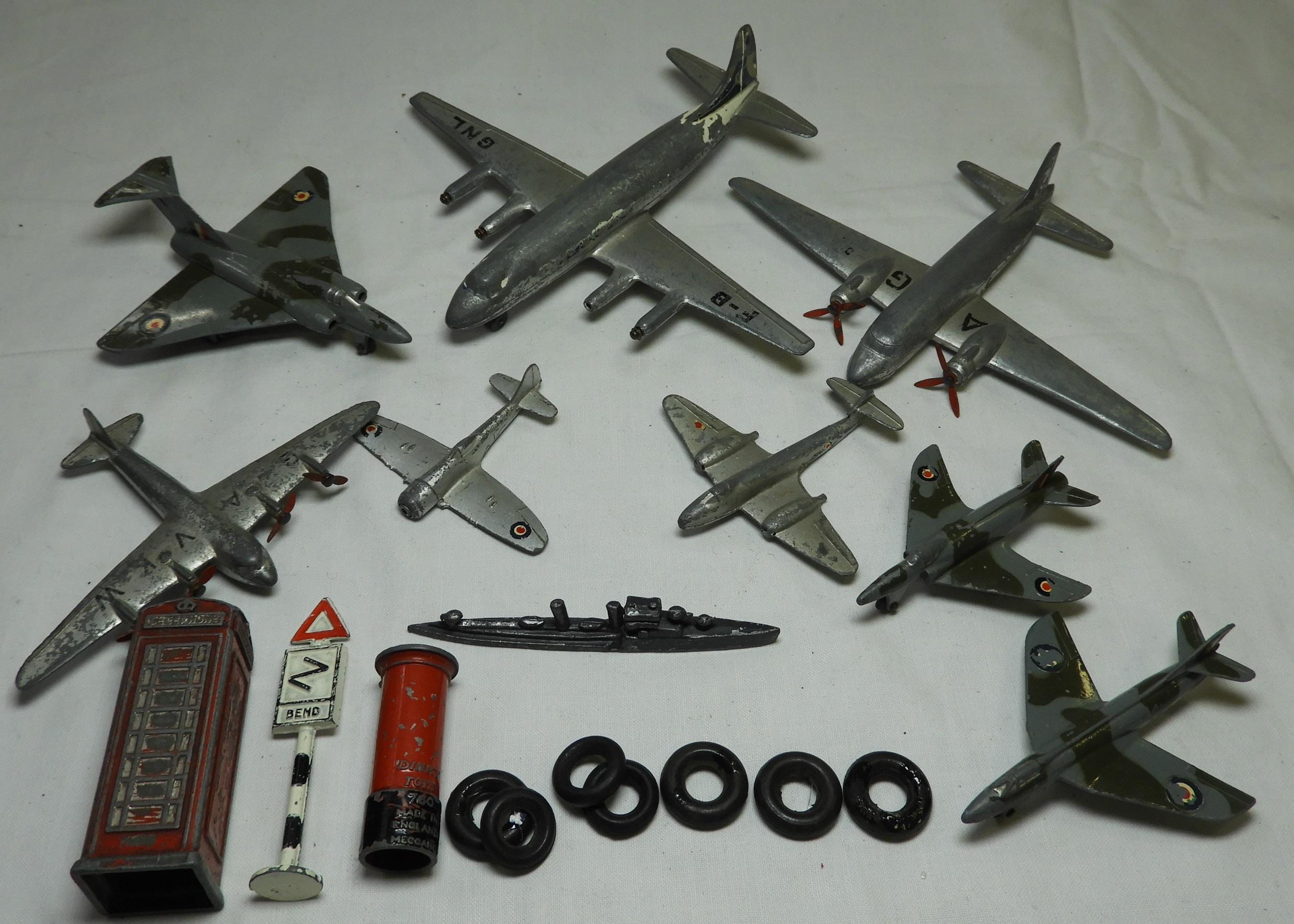 DINKY 8 AIRCRAFT & OTHER SMALL ITEMS