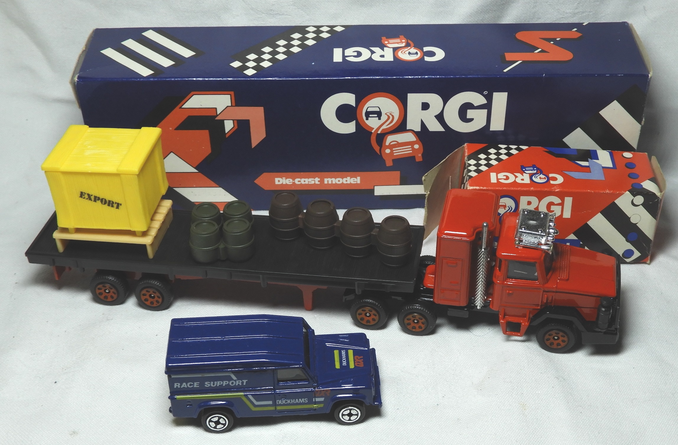 CORGI SCAMMELL TRUCK & LAND ROVER BOXED