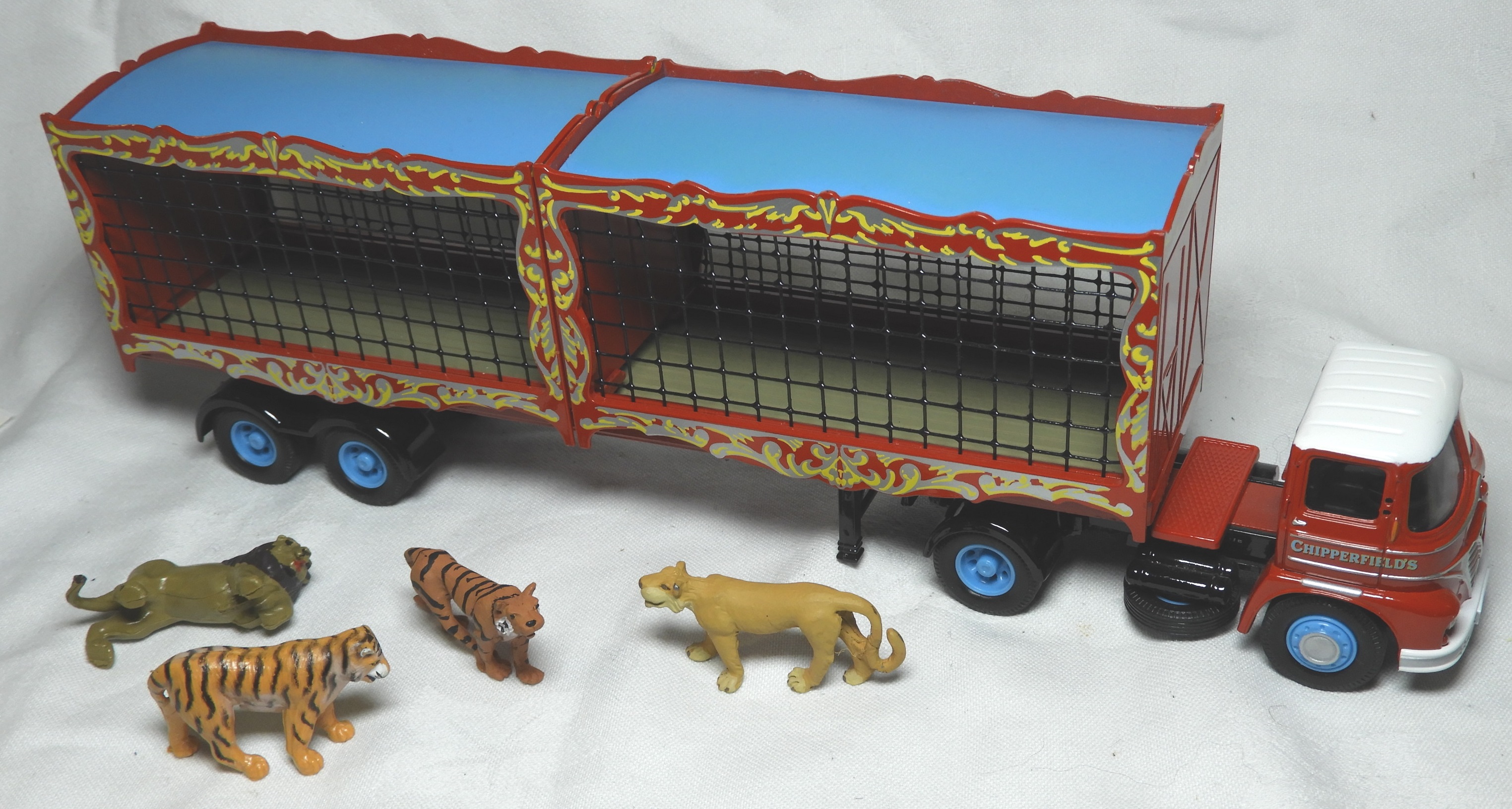 CORGI CHIPPERFIELDS CIRCUS ARTICULATED TRUCK & 2 ANIMAL CAGES