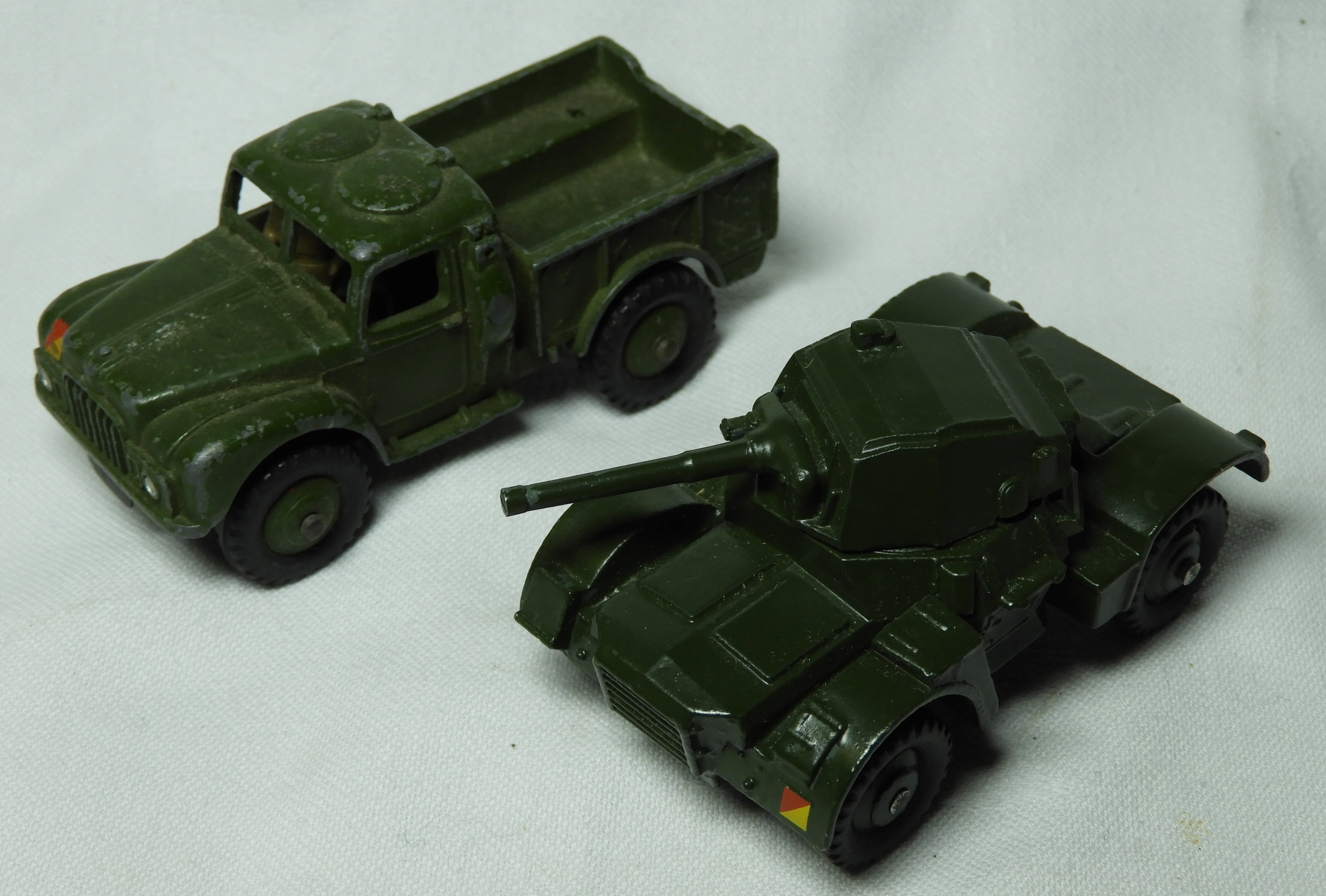 DINKY ARMY 1 TON CARGO TRUCK 641 & ARMOURED CAR 670 (ORIGINAL)