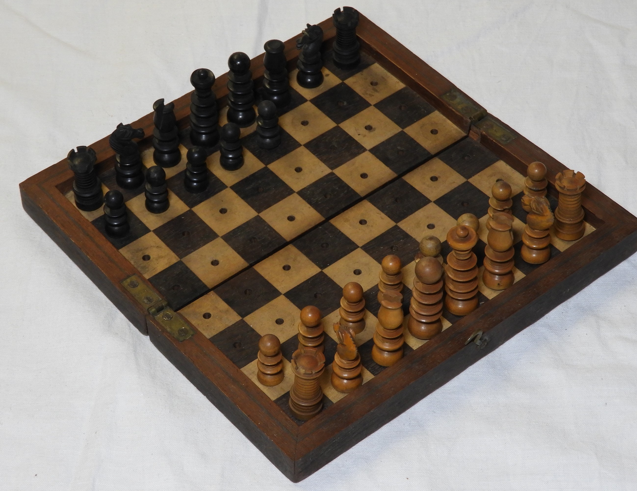 TRAVELLING CHESS SET DAMAGE TO BOX & 3 WHITE PAWNS MISSING