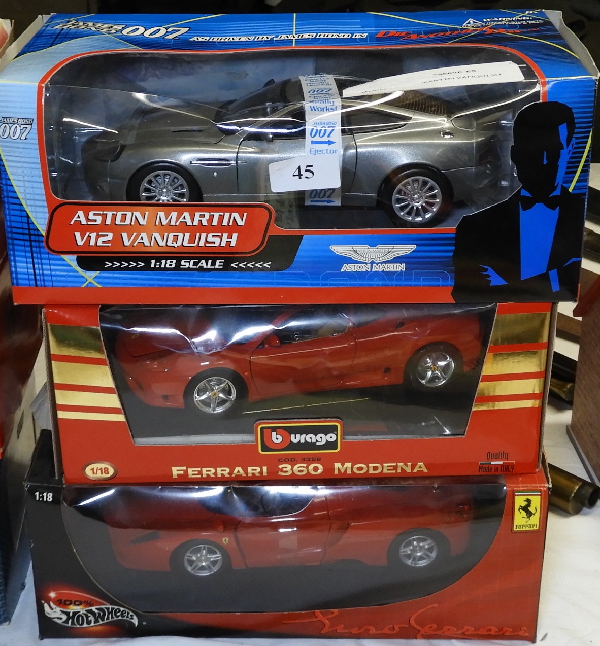 3X 1/18 SCALE MODEL CARS - 2 FERRARI & 007 ASTON MARTIN VANQUISH