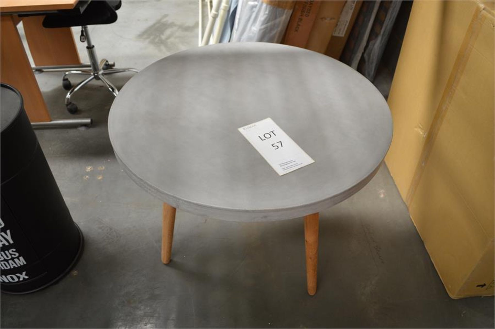 Concrete Round Dining Table Size: 84cm x 75cm (Please Note: item located in Andover SP11. Collection - Bild 2 aus 5
