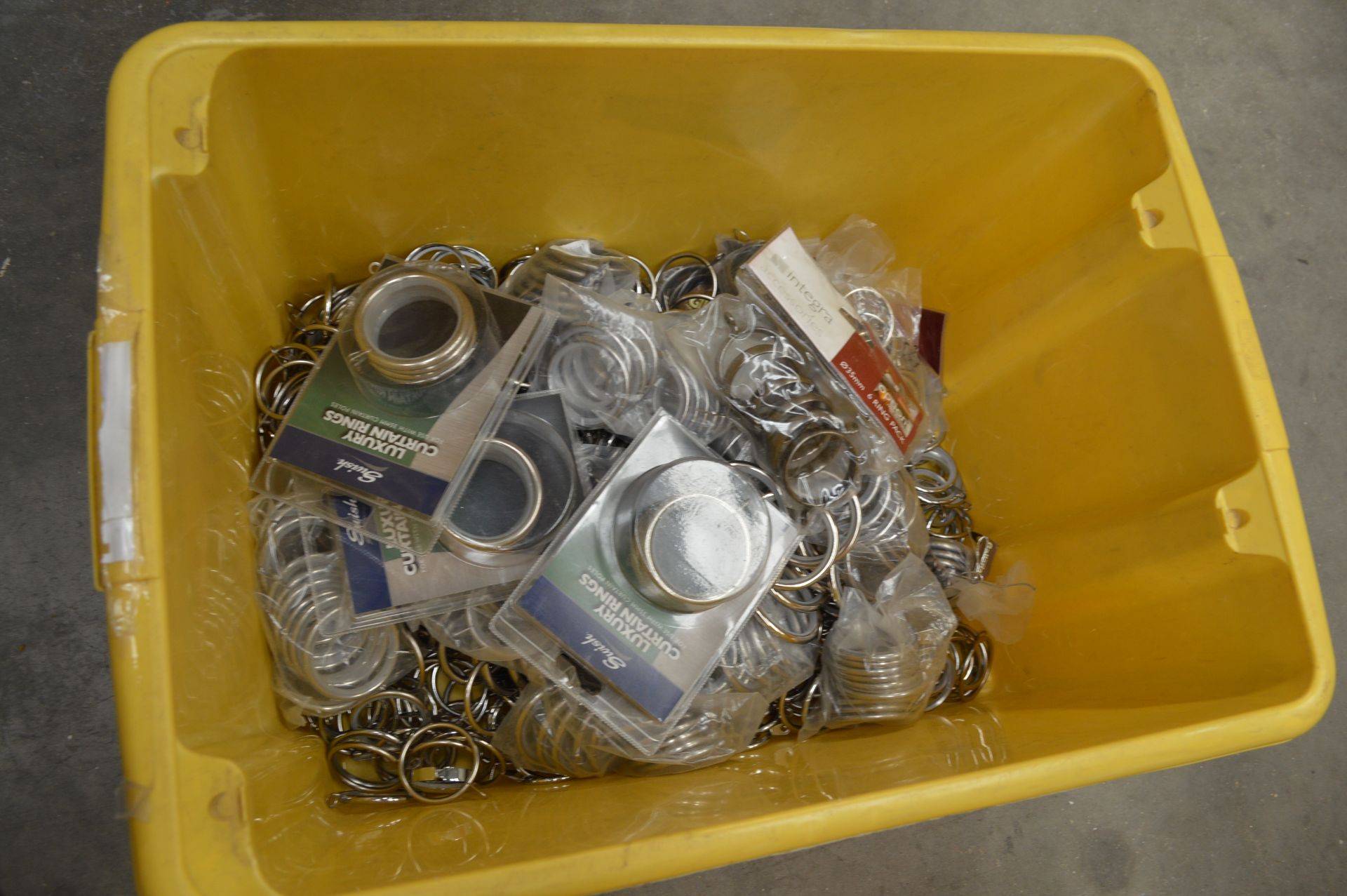 Box of 48 sets of 32 Curtain Rings Box of Assorted Curtain Rings (Please Note: item located in - Bild 4 aus 9