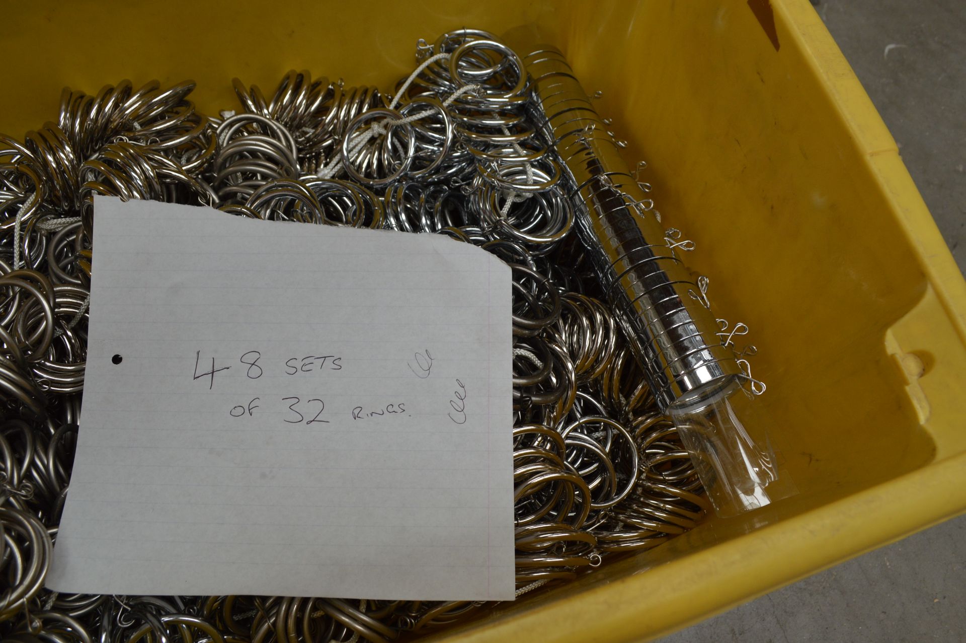 Box of 48 sets of 32 Curtain Rings Box of Assorted Curtain Rings (Please Note: item located in - Bild 9 aus 9