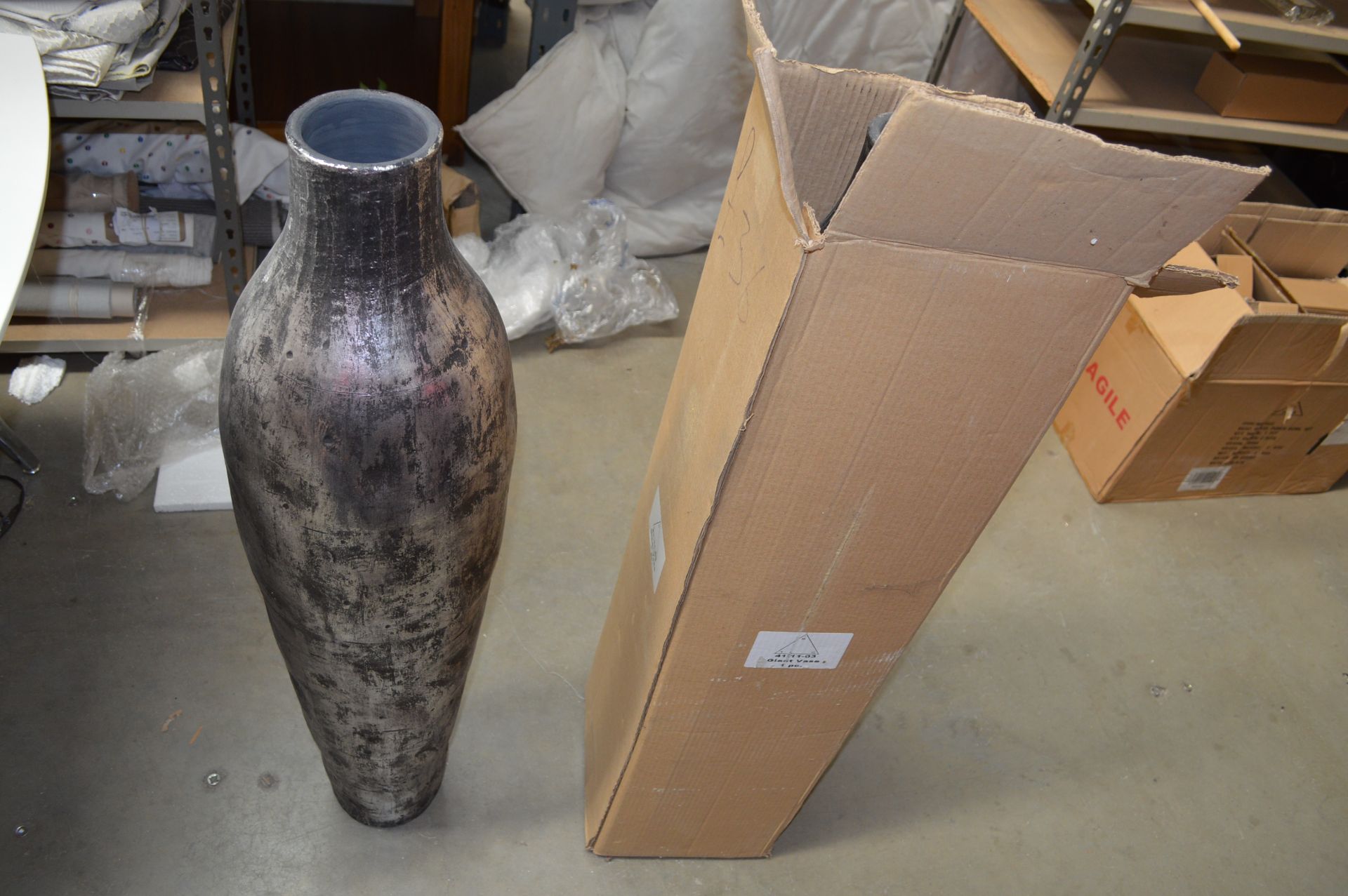 Pair of Large Ornamental Vases as shown (Please Note: item located in Andover SP11. Collection by - Bild 5 aus 5