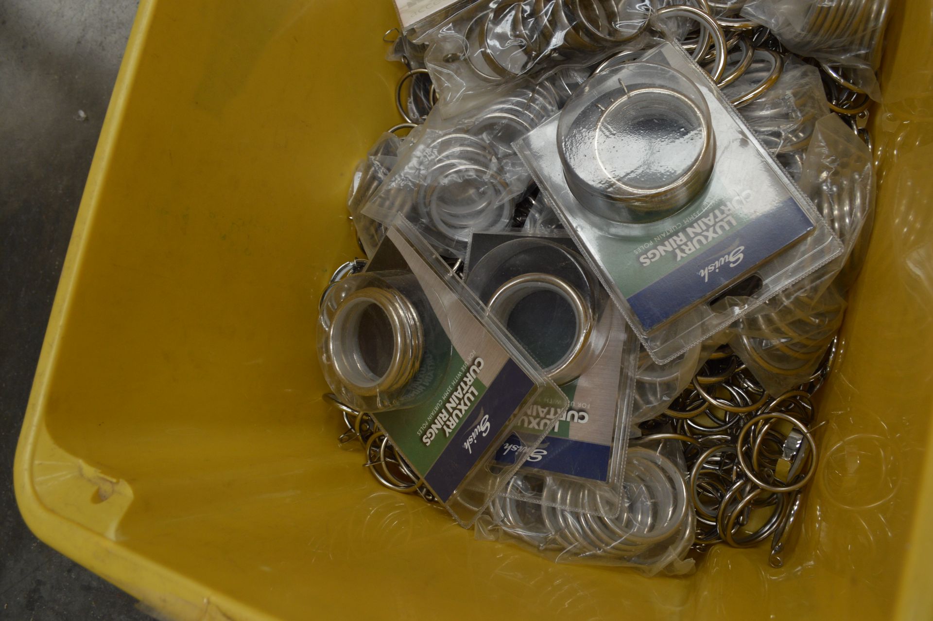 Box of 48 sets of 32 Curtain Rings Box of Assorted Curtain Rings (Please Note: item located in - Bild 7 aus 9