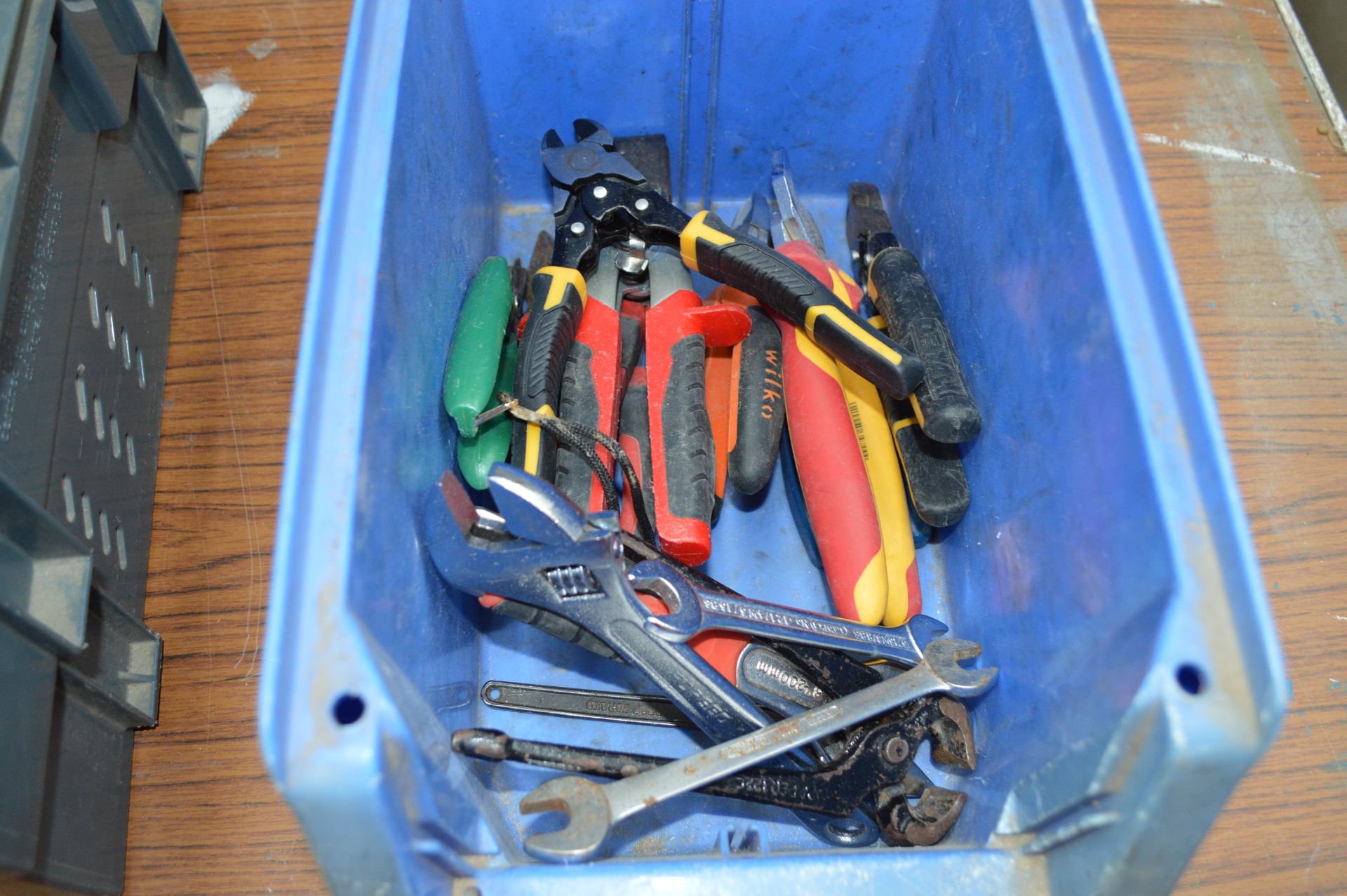 Box Of Various Plyers & Tools as shown (Please Note: item located in Andover SP11. Collection by - Bild 3 aus 4