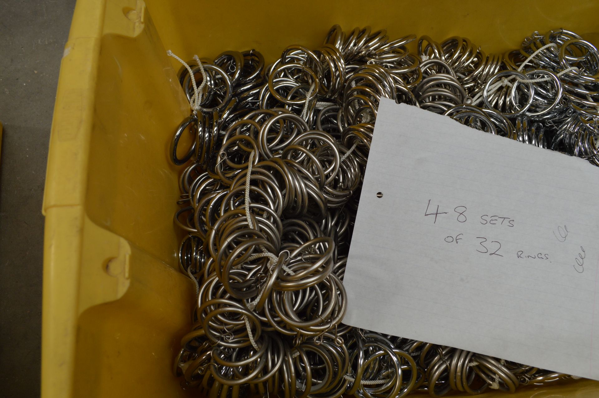 Box of 48 sets of 32 Curtain Rings Box of Assorted Curtain Rings (Please Note: item located in - Bild 8 aus 9