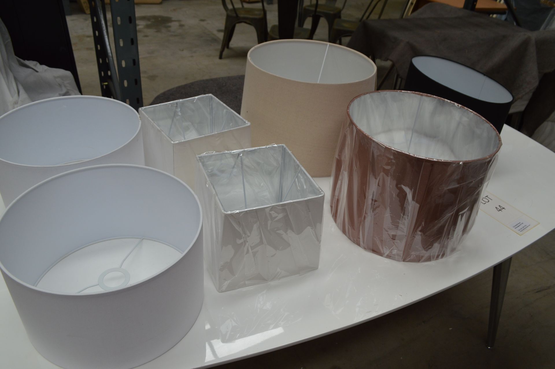 7: Assorted Lamp Shades (Please Note: item located in Andover SP11. Collection by appointment on - Bild 4 aus 7