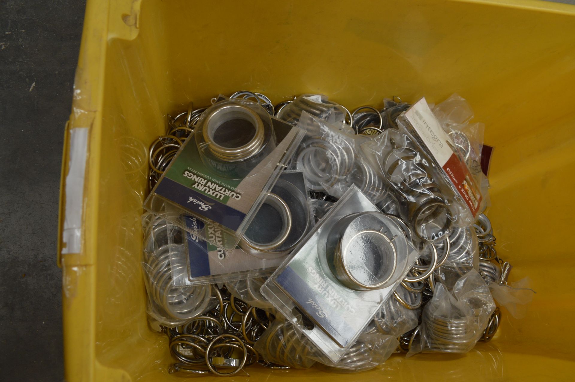 Box of 48 sets of 32 Curtain Rings Box of Assorted Curtain Rings (Please Note: item located in - Bild 5 aus 9