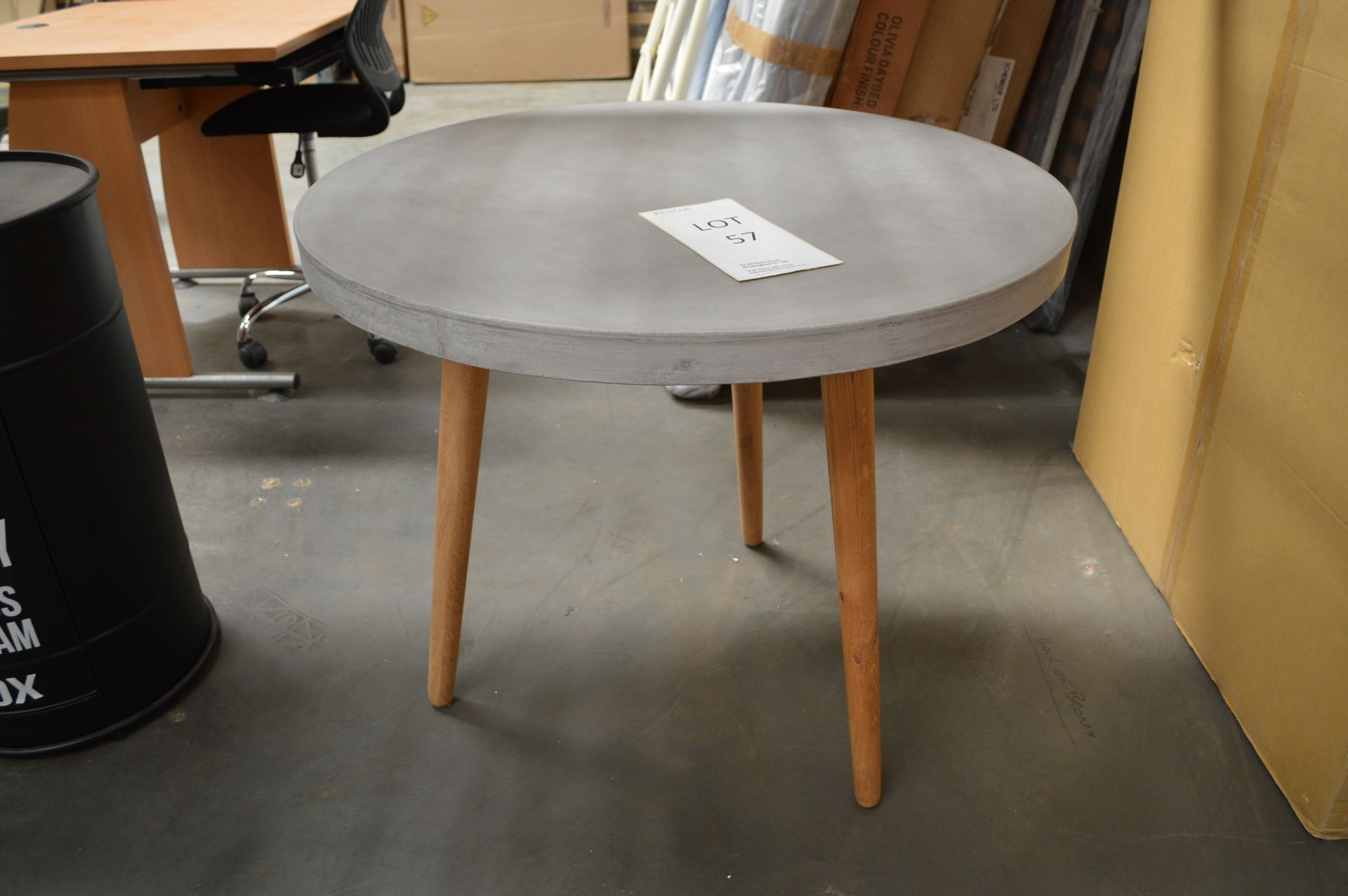 Concrete Round Dining Table Size: 84cm x 75cm (Please Note: item located in Andover SP11. Collection - Bild 3 aus 5