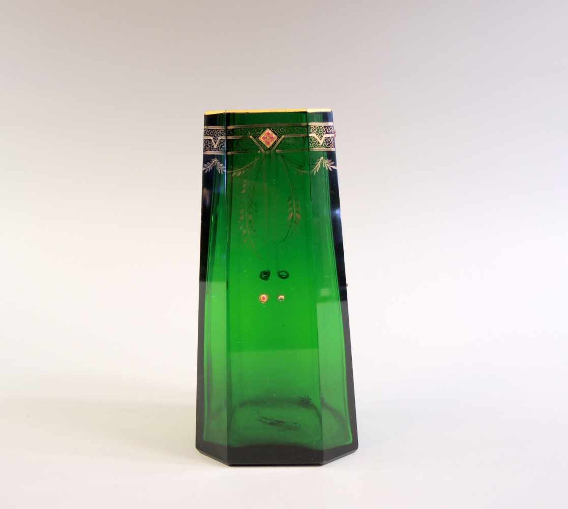 Art-Deco Vase Grünes Glas, im oktogonalen facettierten Korpus. Wandung mit Goldmalerei in Form von