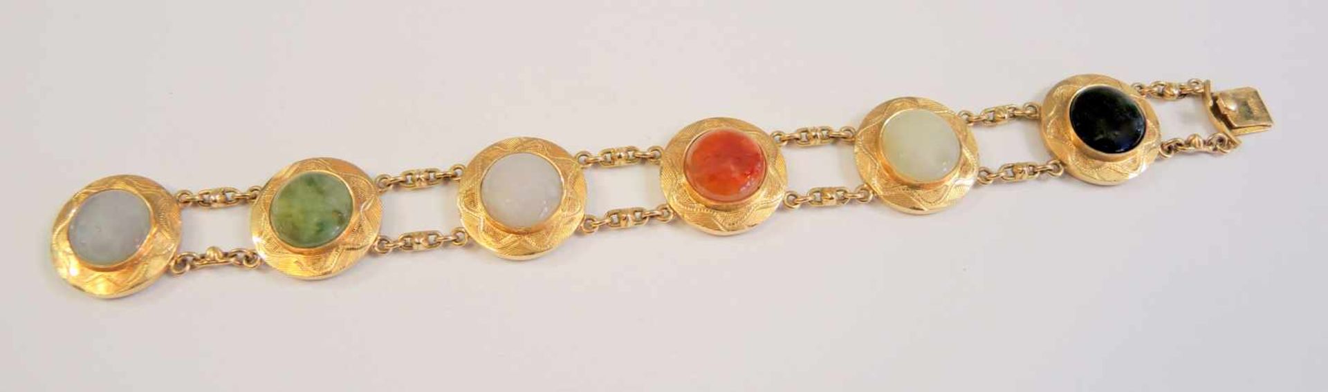 Armband 18 K. Gold, mit verschiedenen Farbsteinen und feiner Gravur. Wohl Osmanisch, 80er Jahre. L