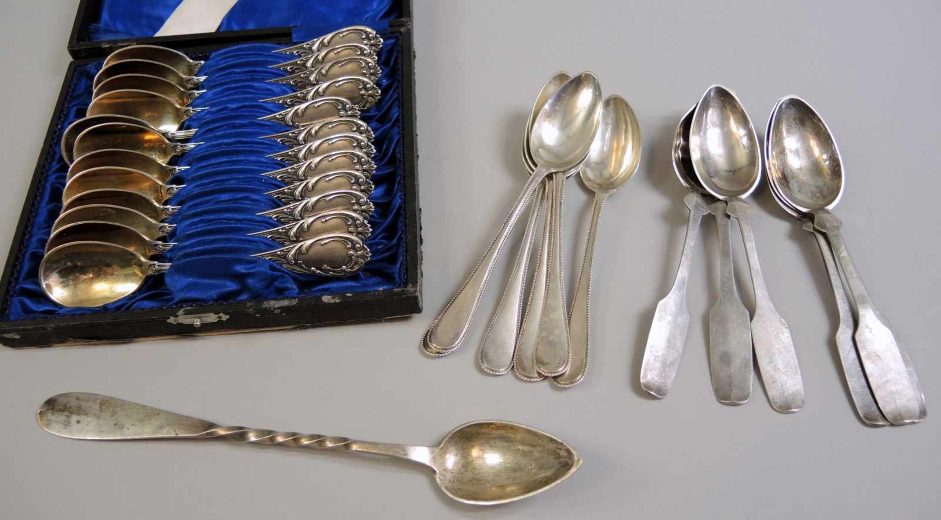 Sammlung, Kaffee- und Teelöffel Silber 800, 13-Lot sowie Silber plated. Einzeln am Stiel mit