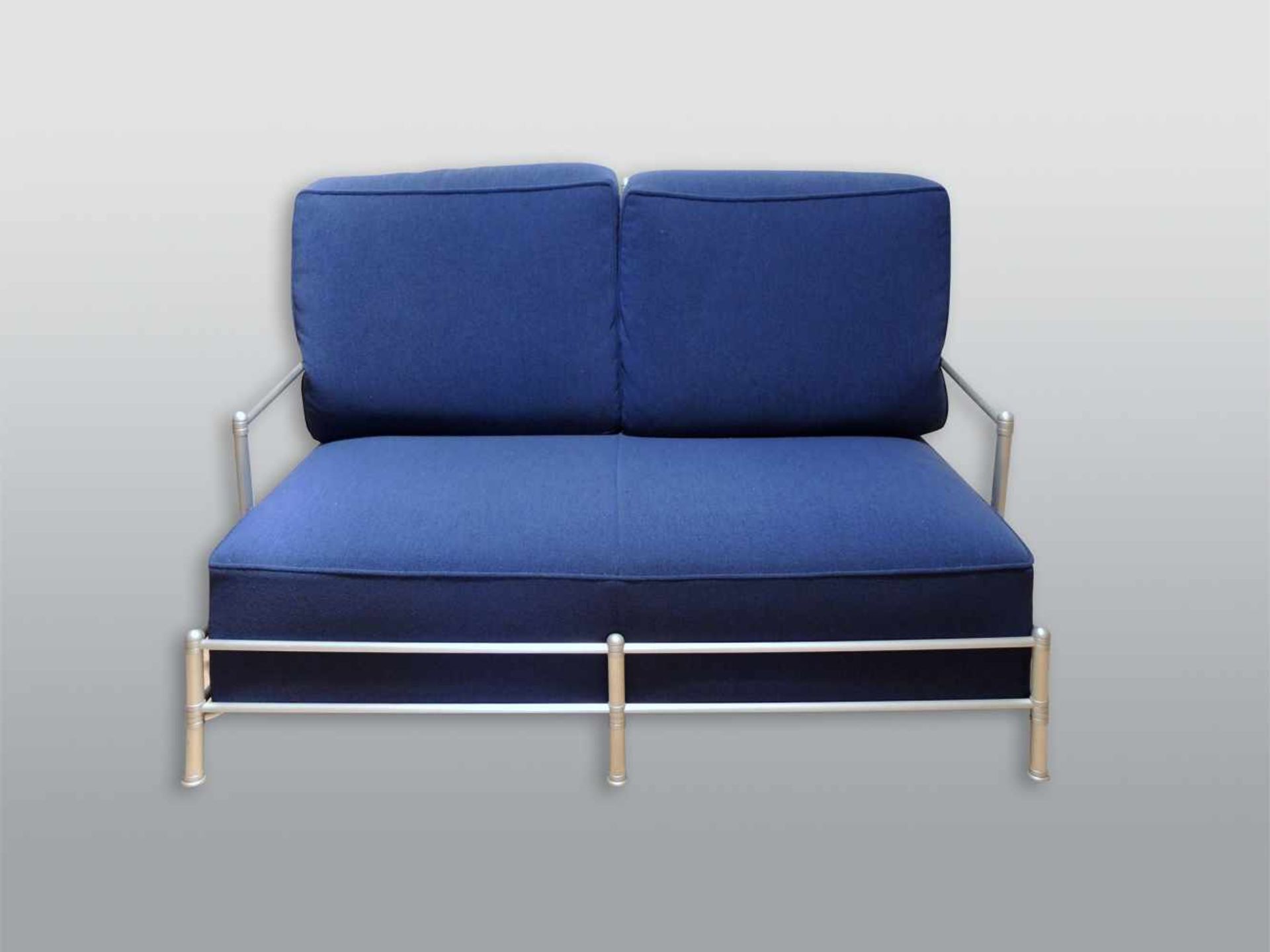ClassiCon, 2er Sofa Aluminiumrohre, blauer Lederbezug. Von Warren Mc Arthur. H x B x T ca. 40 - 85 x