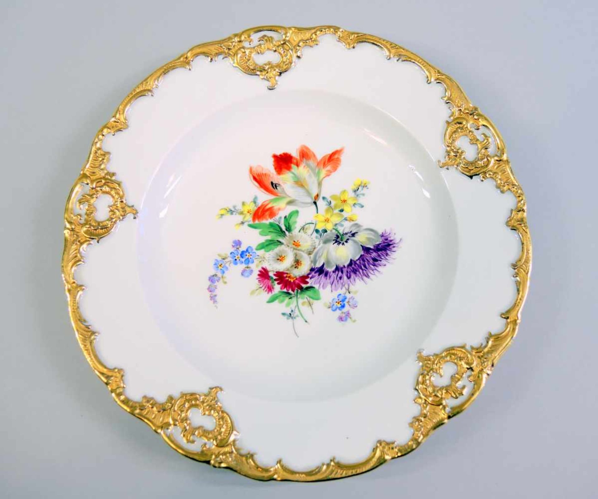 Meissen, Prunkschale Porzellan, am Boden blaue Schwertermarke, polychrom und gold staffiert.