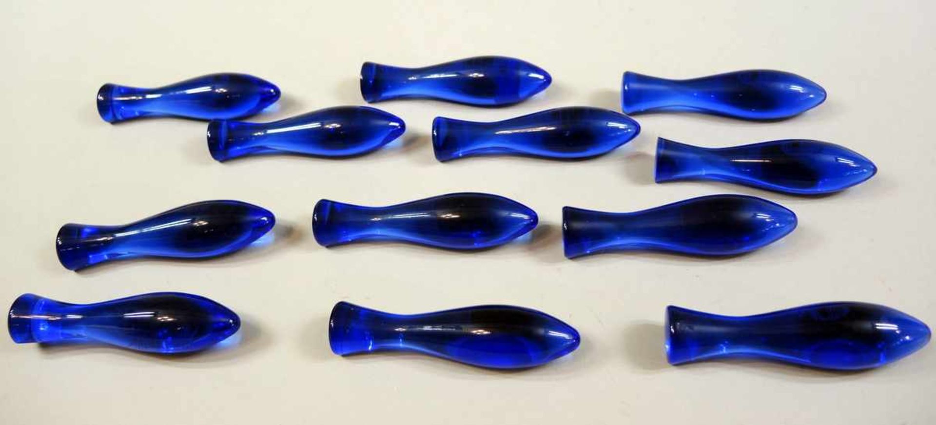 12 Messerbänkchen Kobaltblaues Glas, einzeln "Daniel Hechter" signiert. Glatte Wandung und