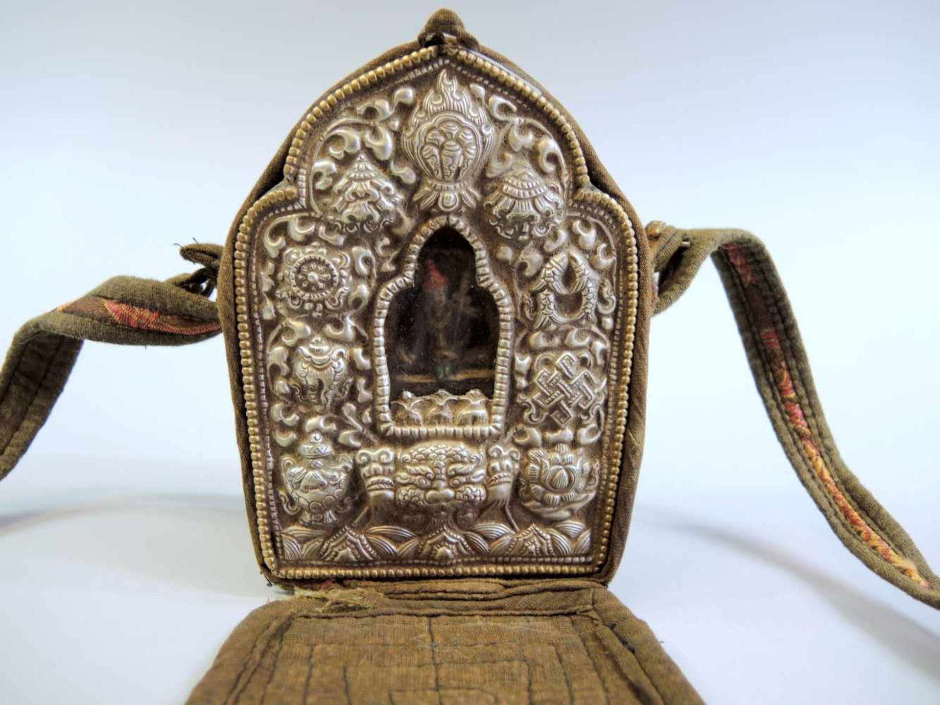 Reise- und Gebetsschrein Schrein mit kleinem Buddha im Silberkasten mit kleiner Tasche. Nepal, 19. - Bild 2 aus 3