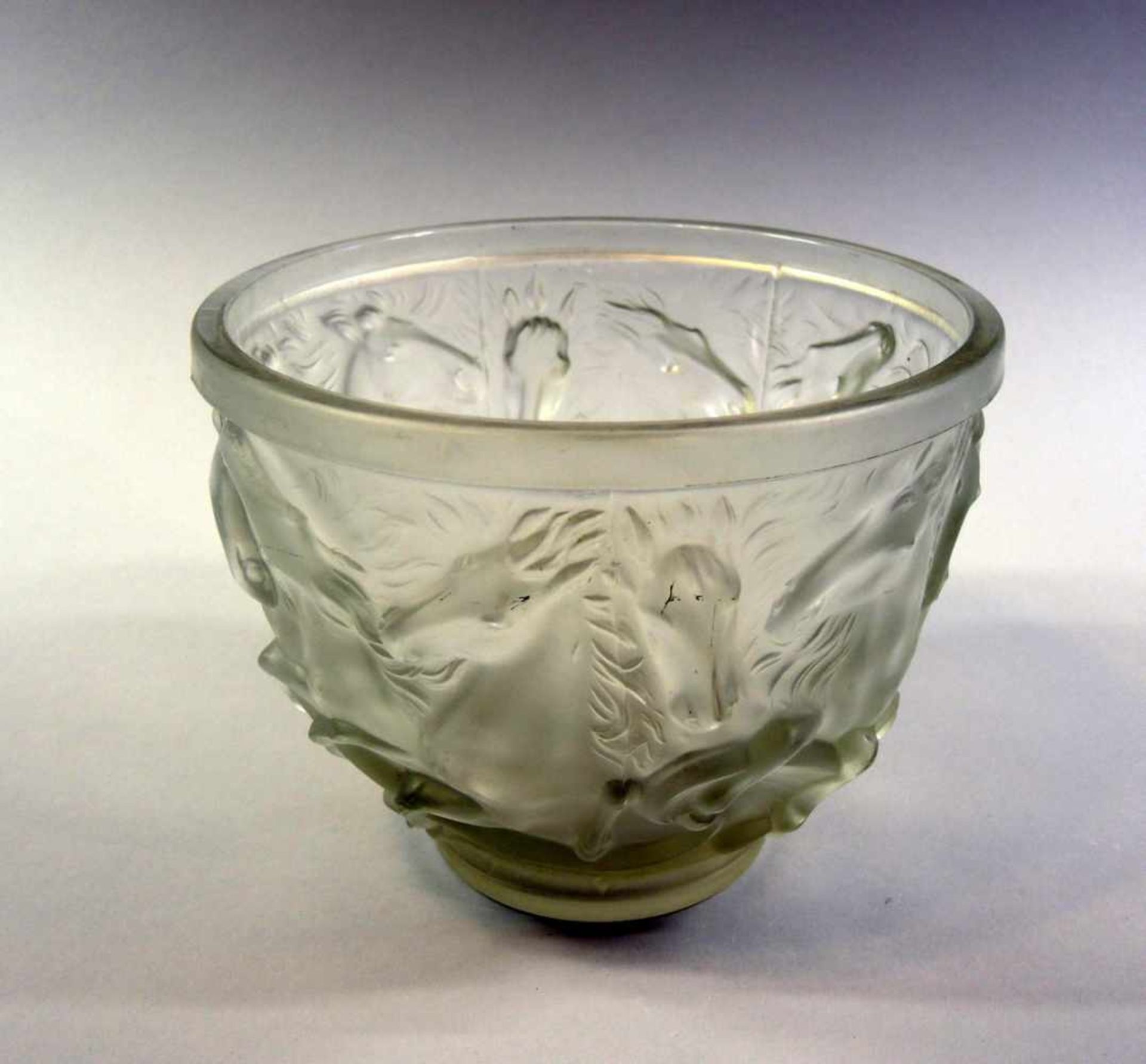 Große Schale Glas, mit plastischen Pferden. Wohl Edling, um 1920. H ca. 15 cm