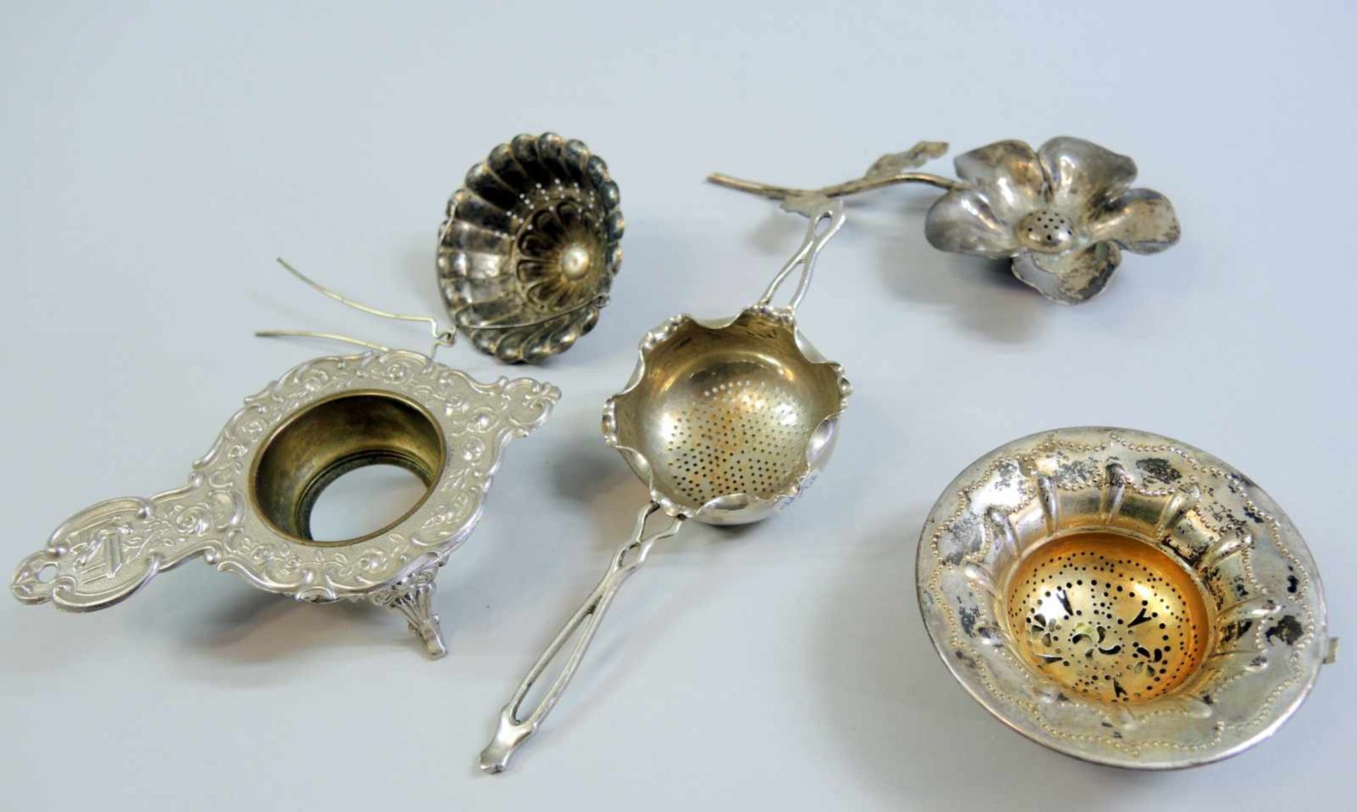 Sammlung, Teesiebe Silber 800 und Silber plated, teilweise punziert. Schöner feiner Blumen-, Perl-