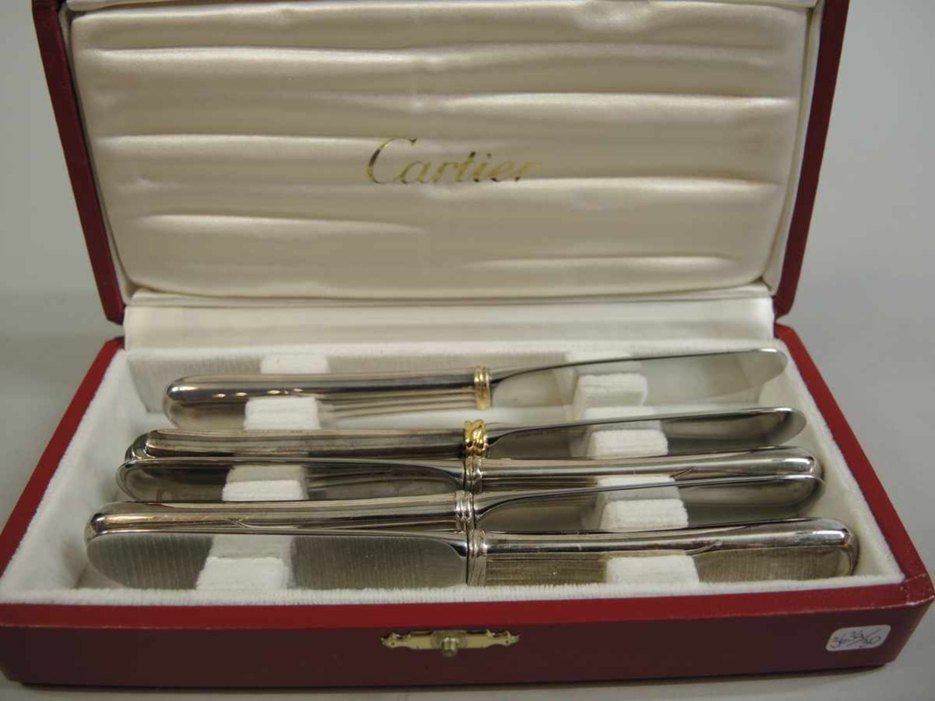 Cartier, 5 Buttermesser Stahl, Cartier signiert, vergoldet. In originaler Box. Leichte - Bild 3 aus 3