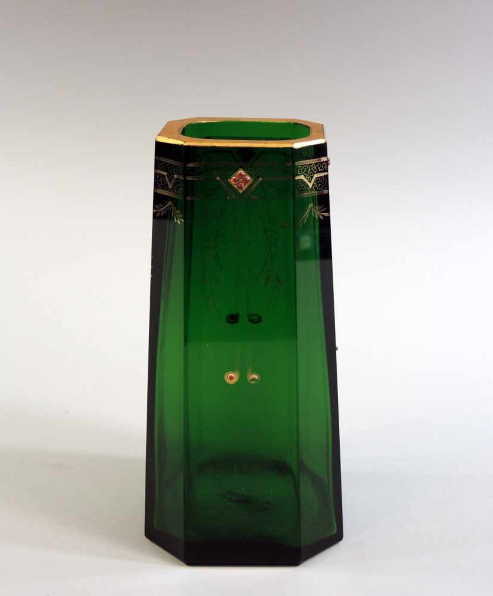 Art-Deco Vase Grünes Glas, im oktogonalen facettierten Korpus. Wandung mit Goldmalerei in Form von - Bild 2 aus 2