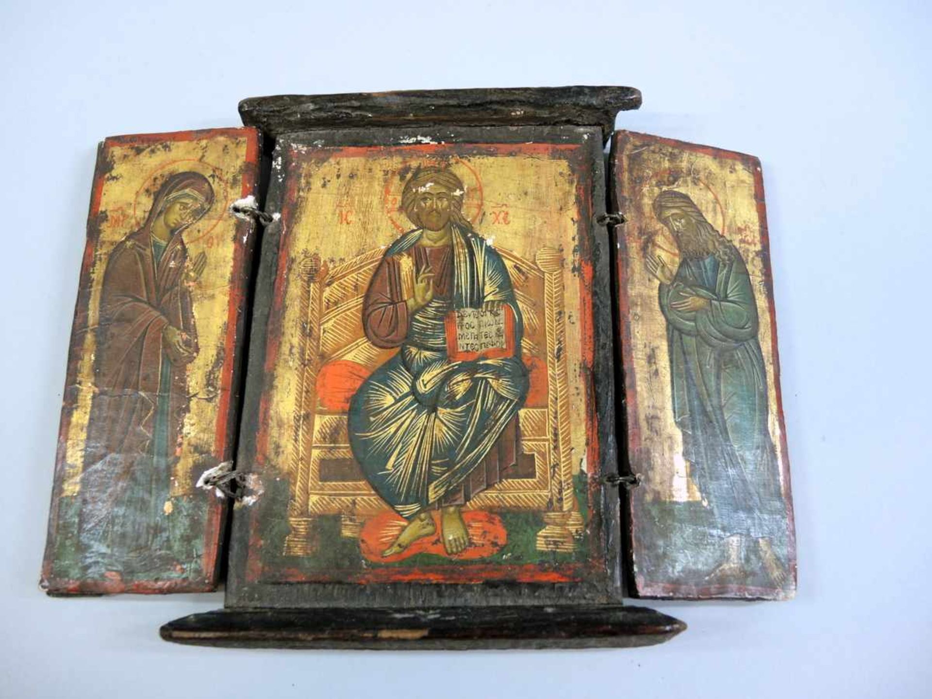 Reiseikone Holz, polychrom gefasst. Darstellung des thronenden Pantokrator, flankiert von Maria