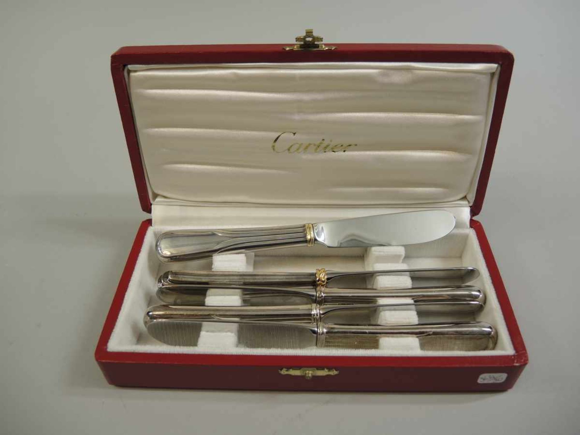 Cartier, 5 Buttermesser Stahl, Cartier signiert, vergoldet. In originaler Box. Leichte - Bild 2 aus 3