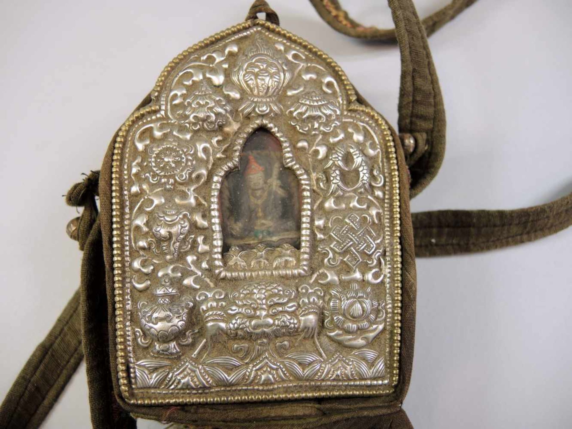 Reise- und Gebetsschrein Schrein mit kleinem Buddha im Silberkasten mit kleiner Tasche. Nepal, 19. - Bild 3 aus 3