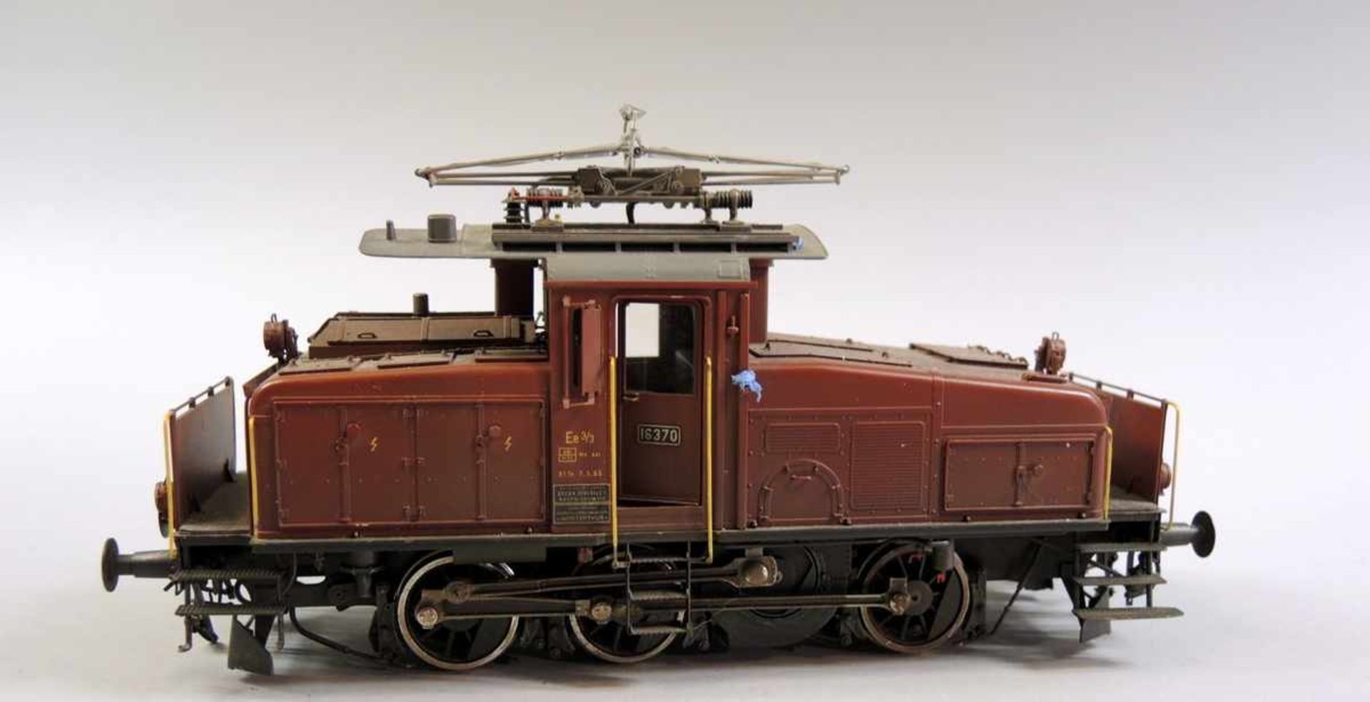 Fulgurex, Spur 0 Eisenbahnmodell, fein detalliert, rot/braun. Nummer Ee 3/3 16370. Originaler
