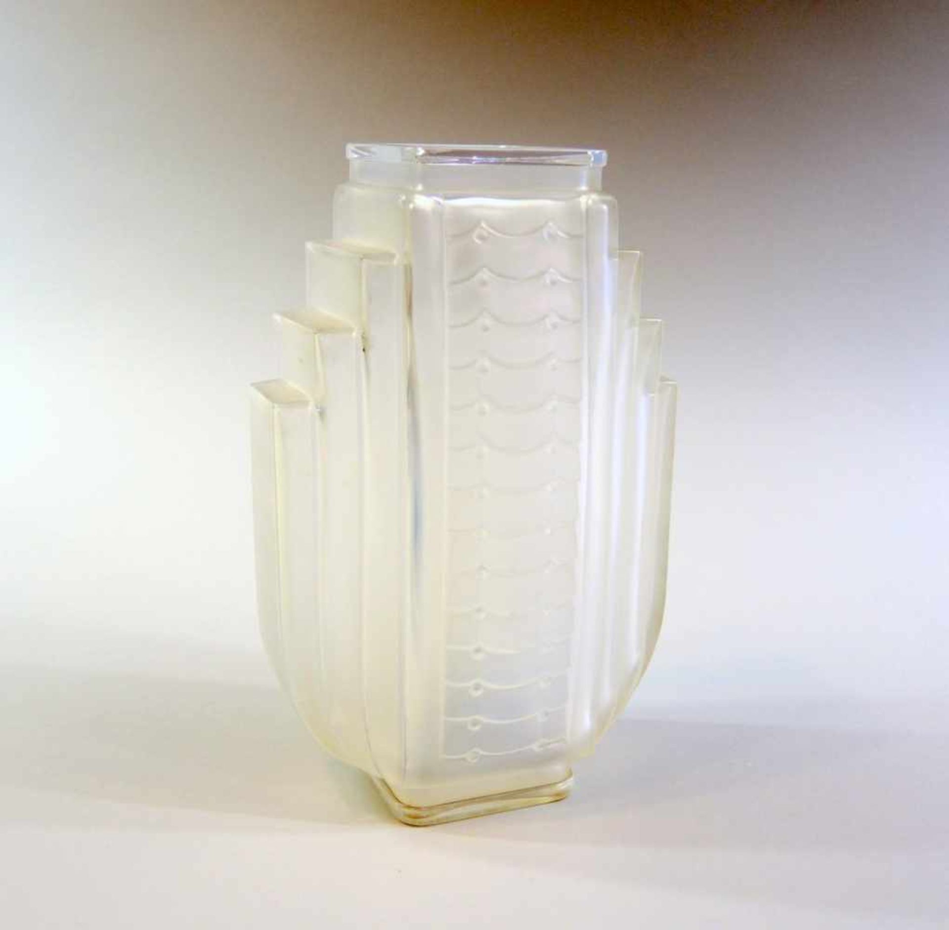 Seltene Art-Deco Vase Opalines Glas, Vase "Sabino France" signiert. Altersbedingter Zustand.