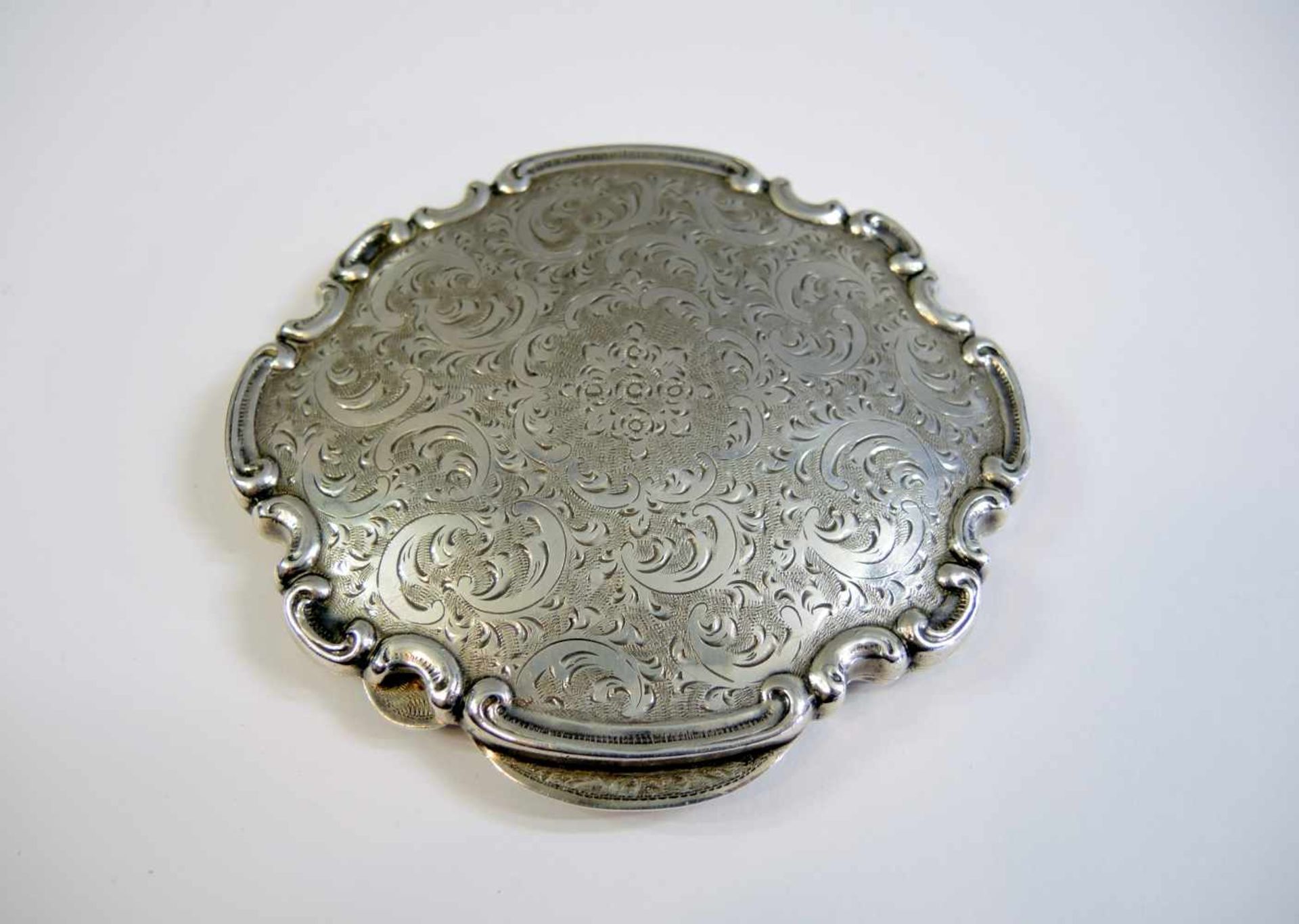 Prunkvolle Puderdose Sterling Silber, inwendig mit Spiegel und feiner Ziselierung in barocker