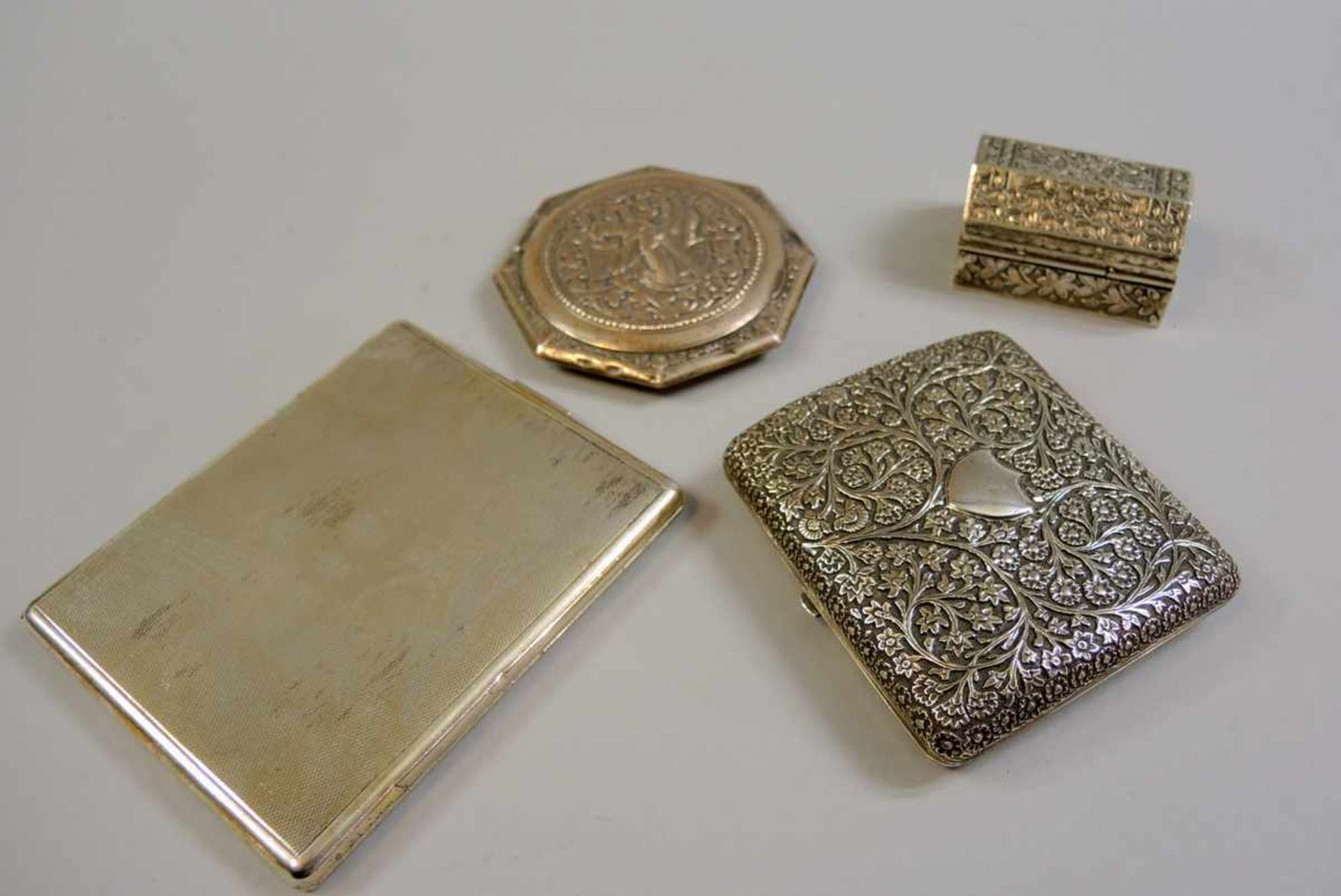 Sammlung, Dosen und Etuis Silber 900 und Silber plated. Sammlung bestehend aus einer Dose und drei