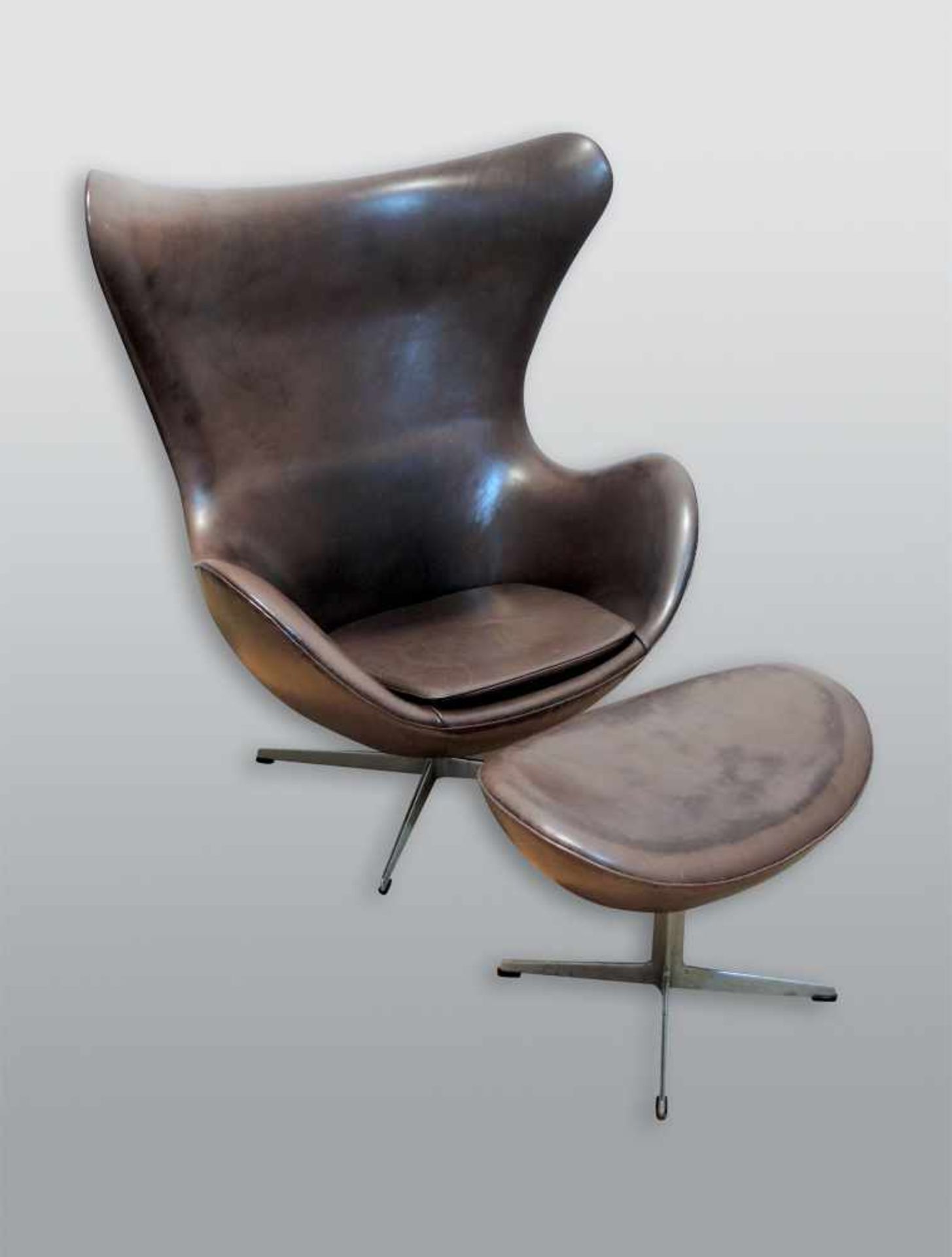 Egg Chair Grau und braunes Leder, mit Fußhocker. Entwurf von Arne Jacobsen um 1958. H x B x T