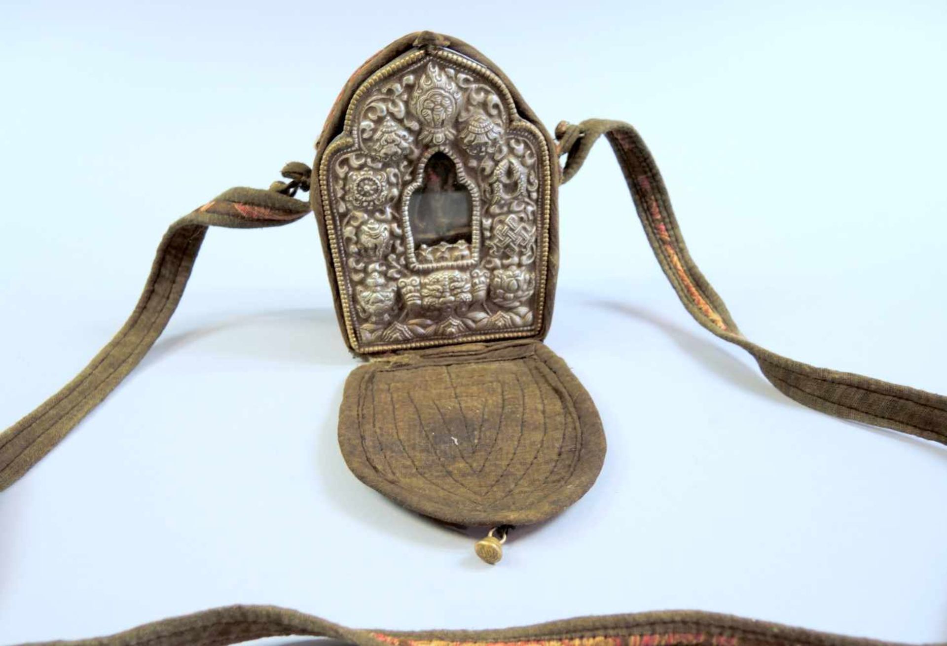 Reise- und Gebetsschrein Schrein mit kleinem Buddha im Silberkasten mit kleiner Tasche. Nepal, 19.