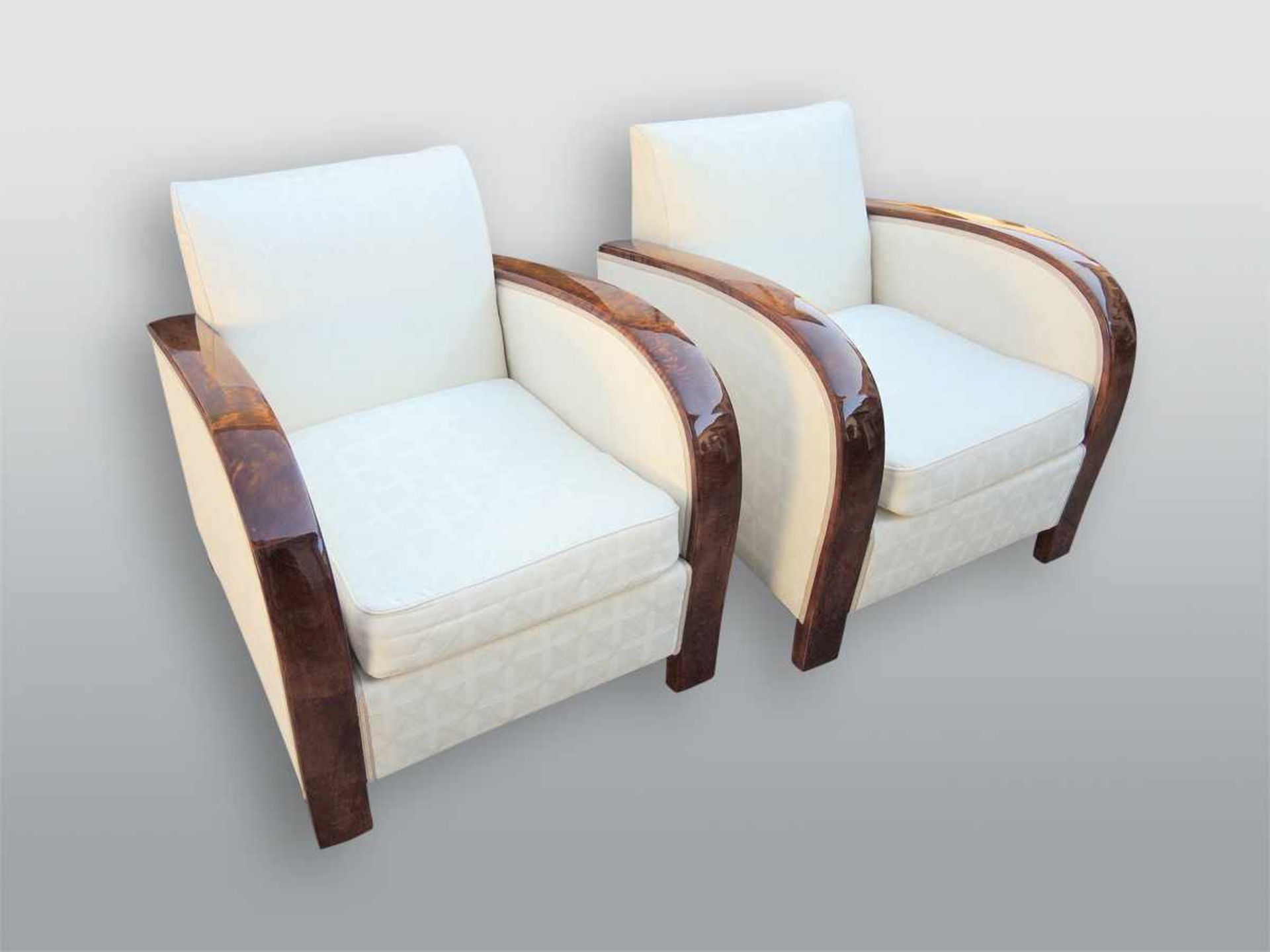 Paar Seltene Art-Deco-Sessel Makassar-Ebenholz, Hochglanz poliert, mit weißen Leinen überzogen.