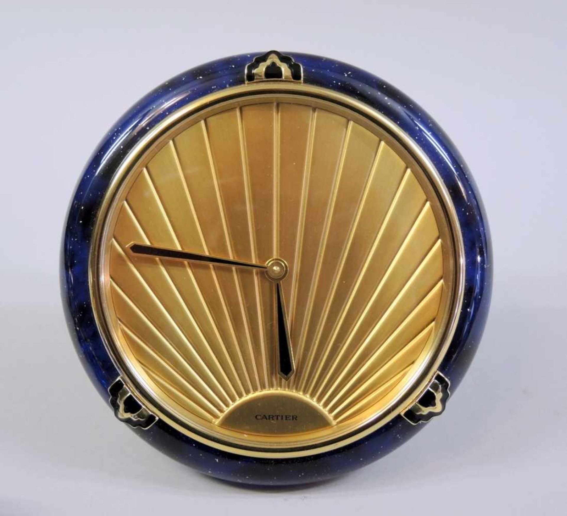 Cartier, Art Déco Reisewecker Vergoldetes rundes Gehäuse mit blau-emailliertem Rand, Quarzwerk,