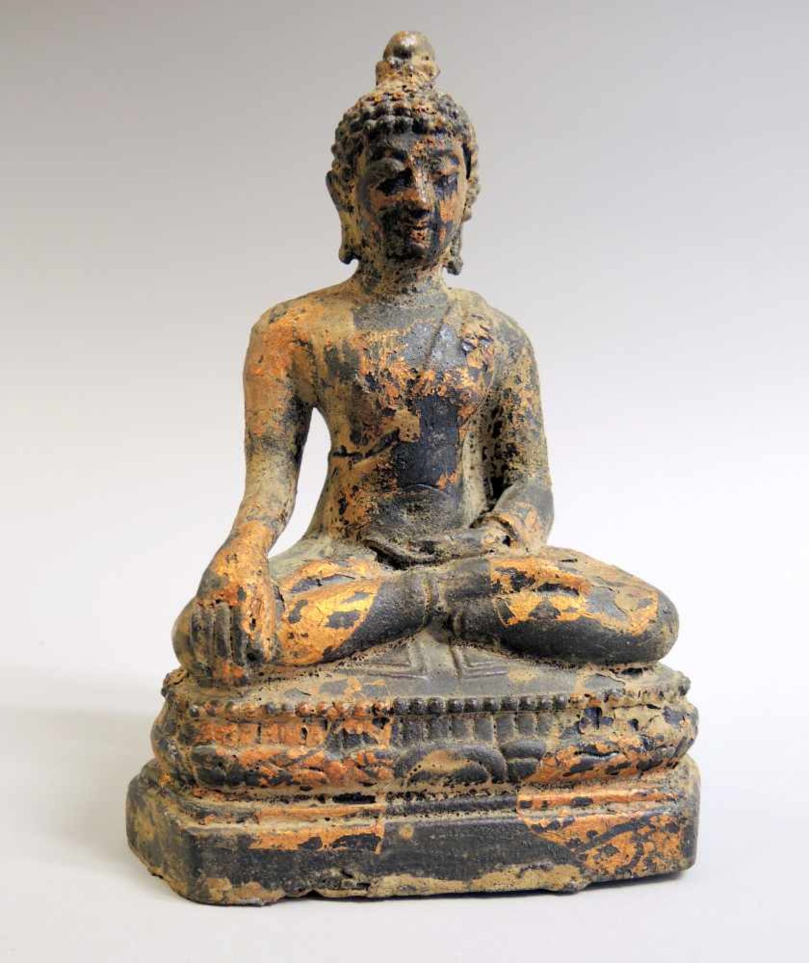 Buddha Bronze, Reste alter Vergoldung. China, 18./19. Jh. H ca. 20 cm