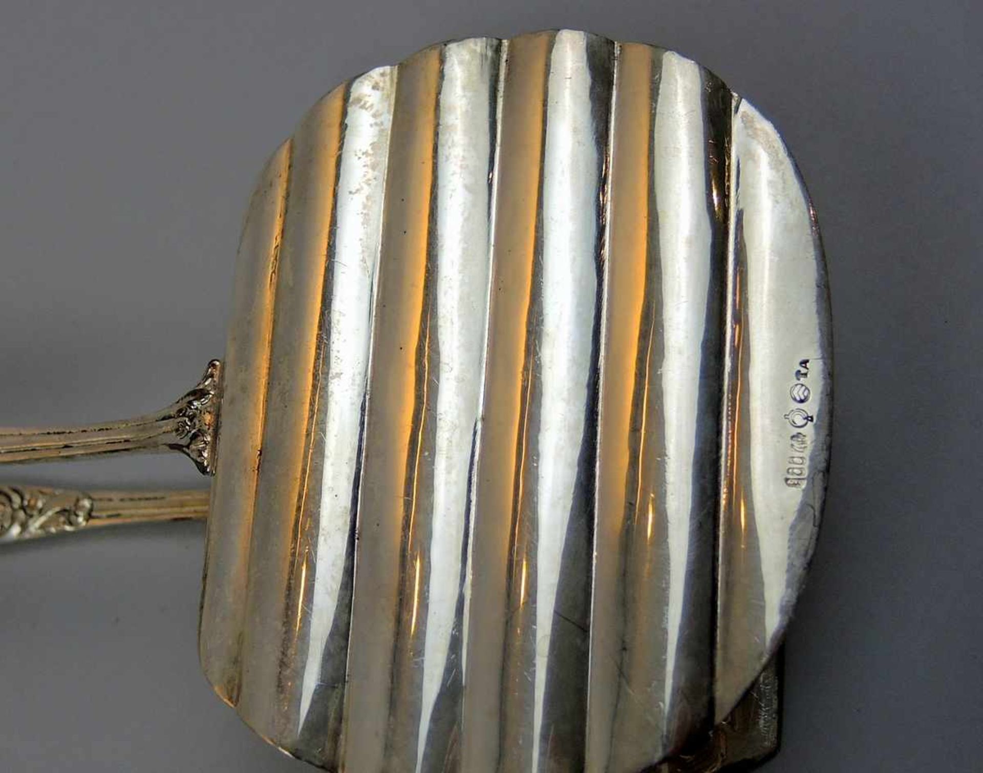Reich durchbrochene Spargelzange Silber 800, am Rand mit Feingehaltsstempel, Halbmond und Krone - Image 2 of 2