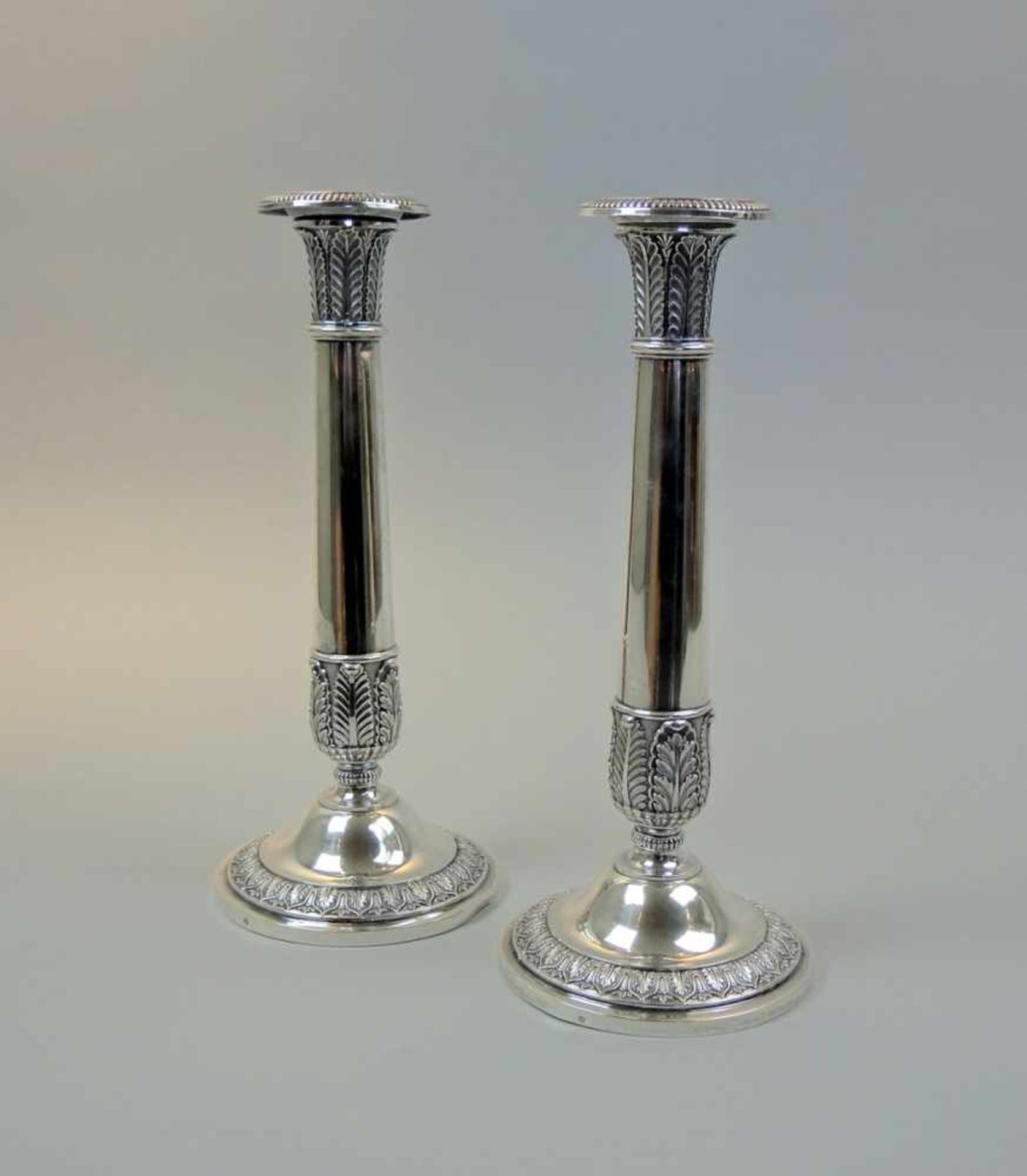 Paar Biedermeier-Kerzenständer Silber 13 Lot, seitlich am Boden der Sockel punziert. Runde Sockel