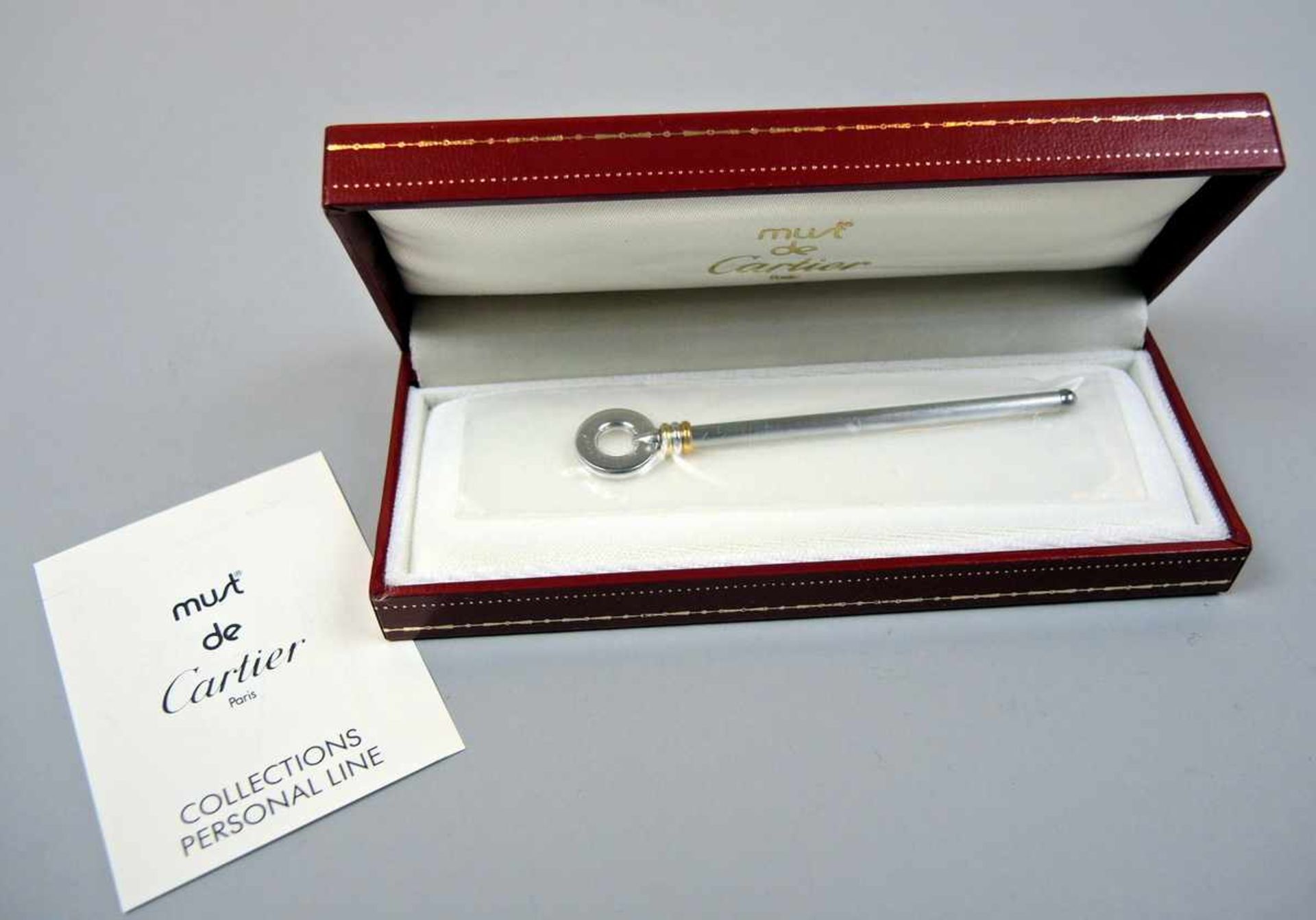 Cartier, Sektquirl Silber plated, am Griff signiert, datiert und Must de Cartier bezeichnet. Feine