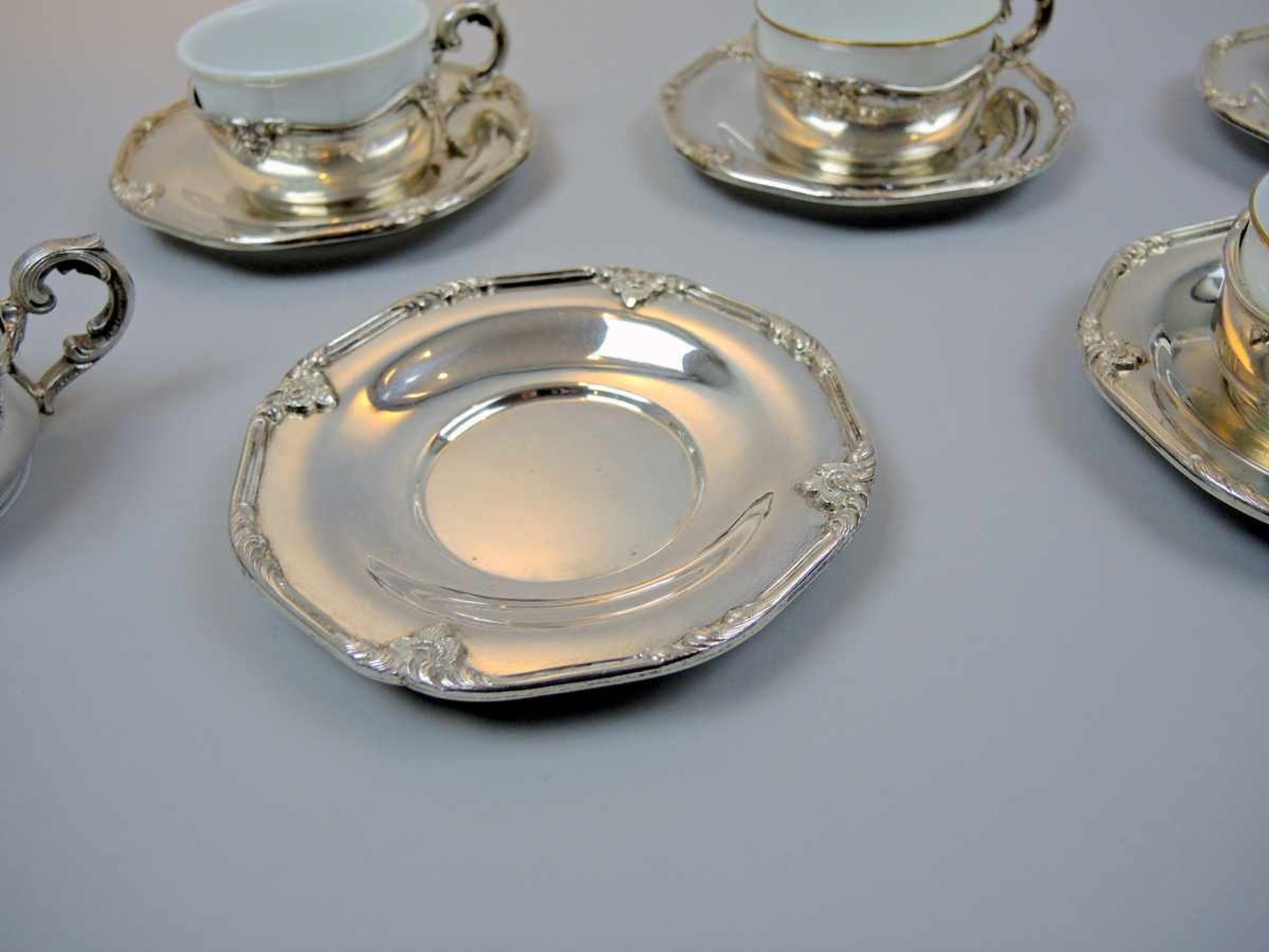5 Suppentassen mit Silber-Einfassungen und -Untertellern Porzellan/Silber 800, Teller und - Bild 2 aus 3