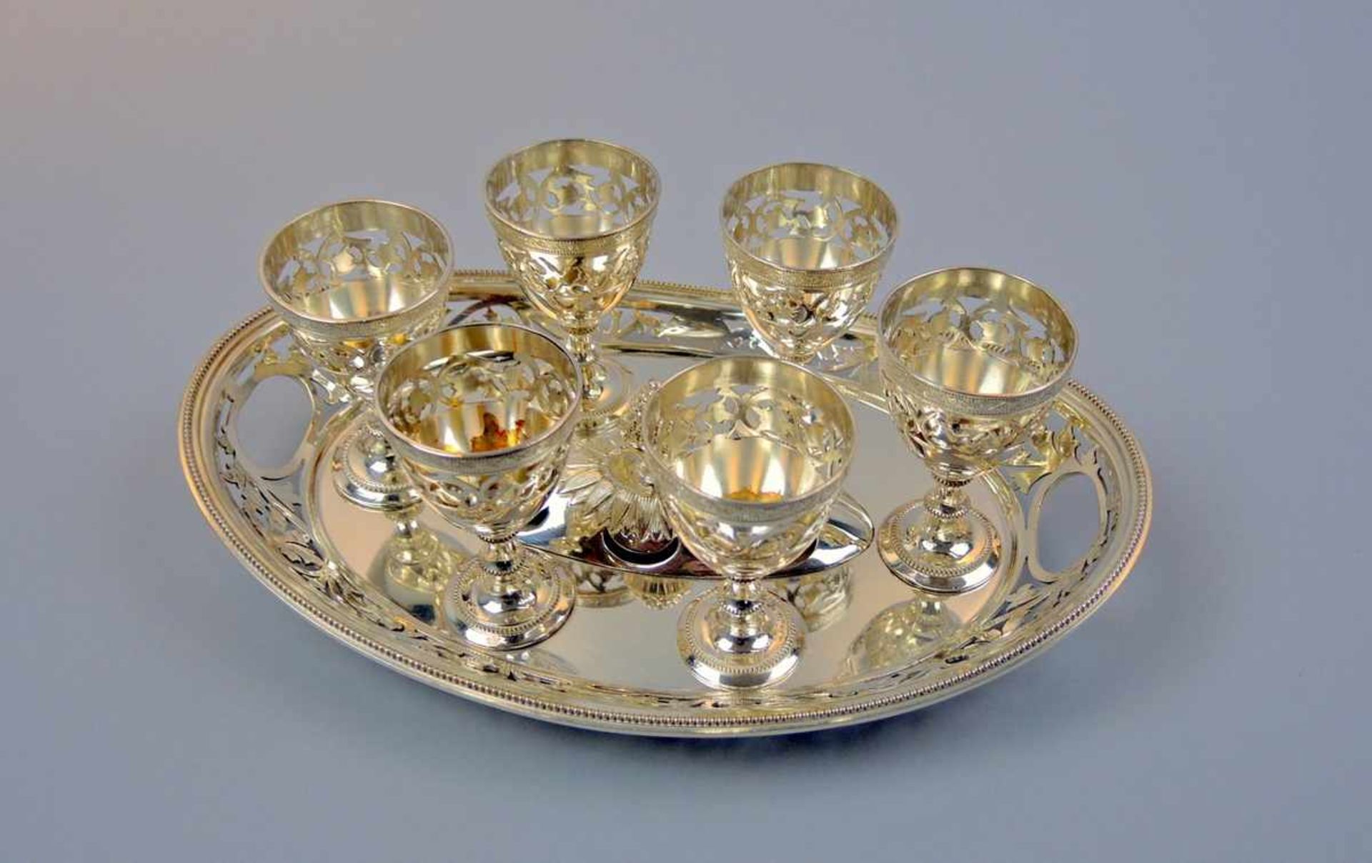 Prunkvolles Eierbecher-Set auf Tablett Silber plated, am Boden des Tabletts mit Stempeln der